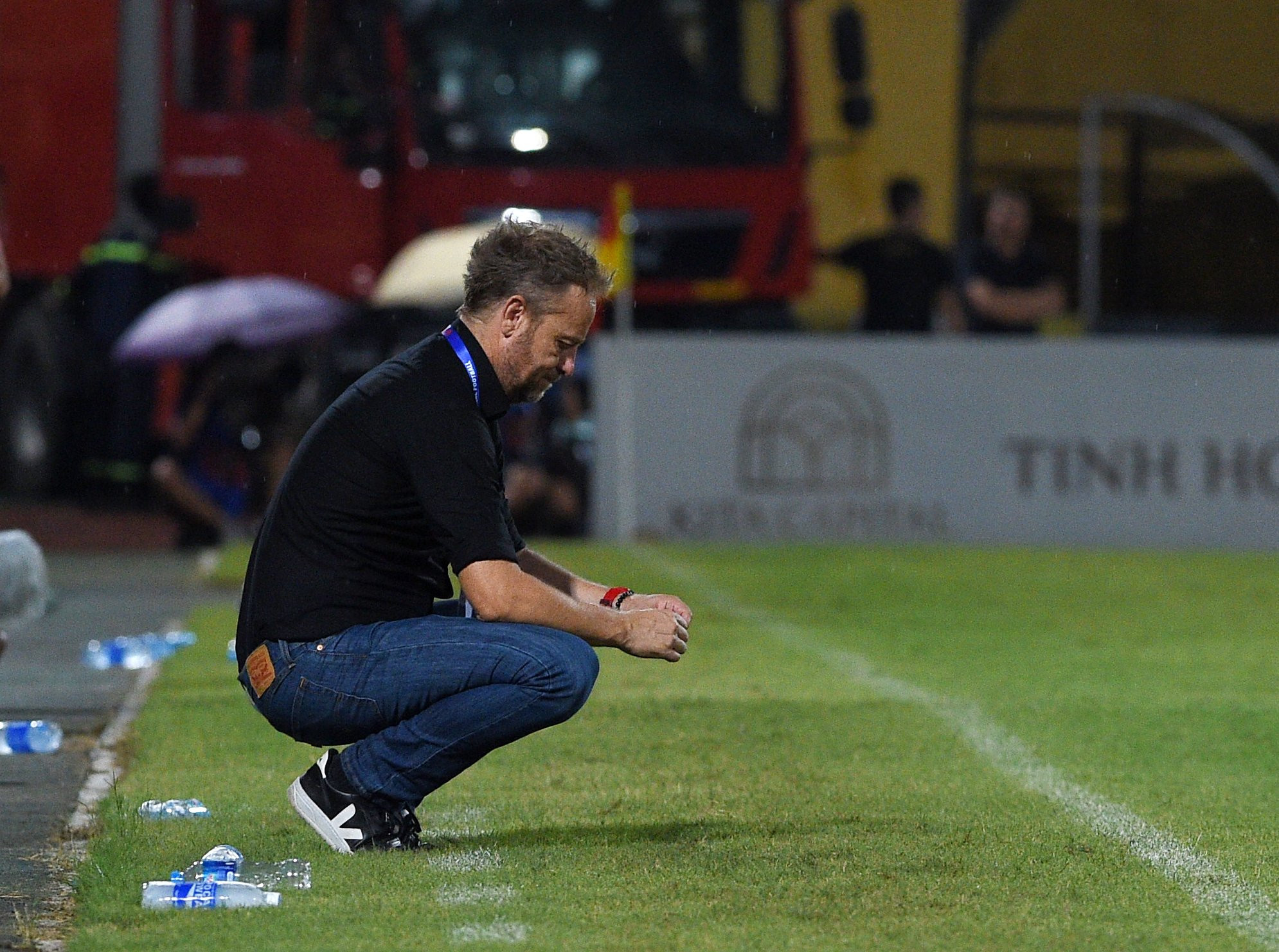 Huấn luyện viên Mano Polking thất thần sau trận thua thứ 5 liên tiếp của Công an Hà Nội. Huấn luyện viên Mano Polking thất thần sau trận thua thứ 5 liên tiếp của Công an Hà Nội.