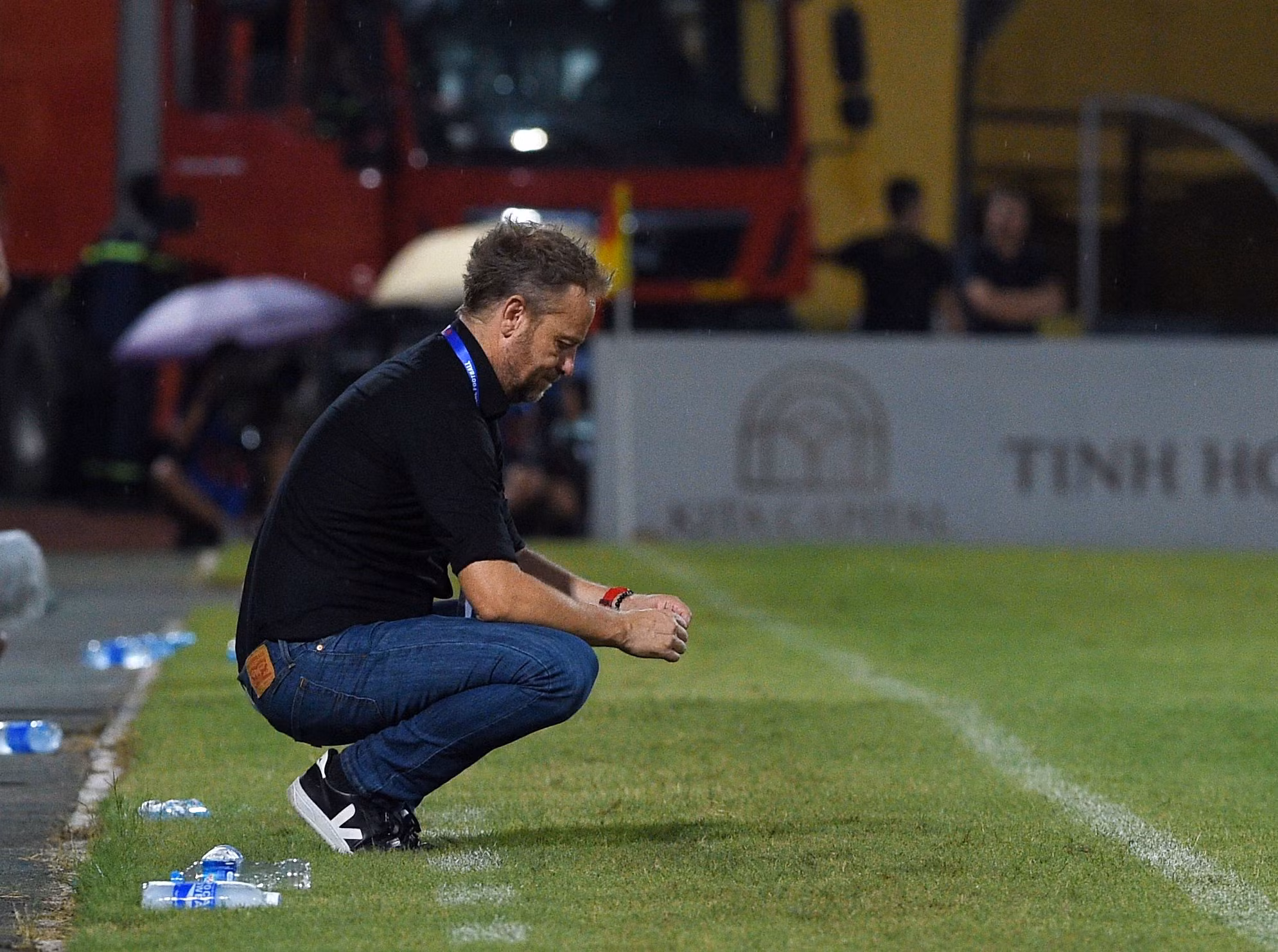 Huấn luyện viên Mano Polking thất thần sau trận thua thứ 5 liên tiếp của Công an Hà Nội.