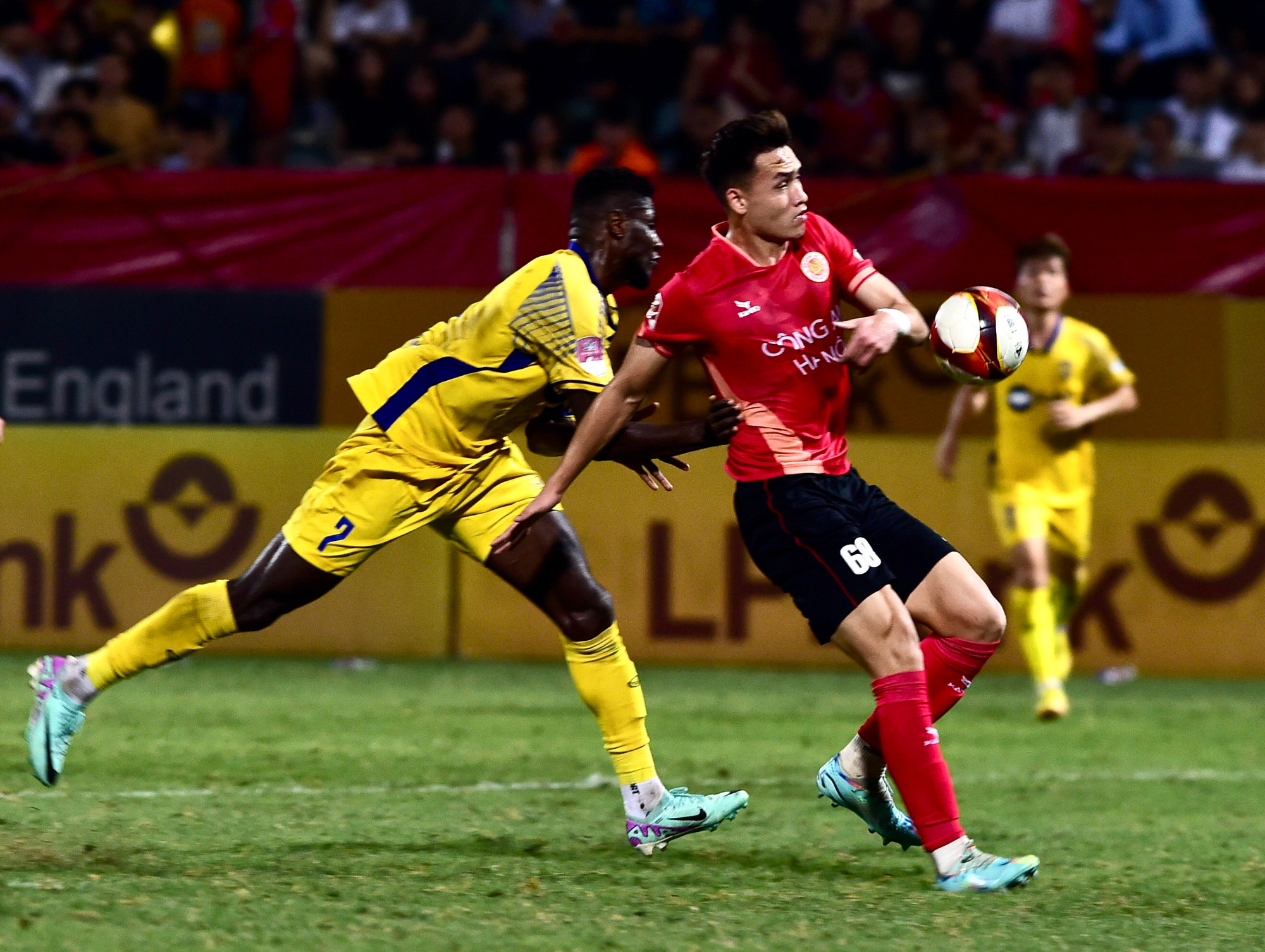 Sang hiệp 2, Công an Hà Nội vẫn là đội chiếm thế trận.