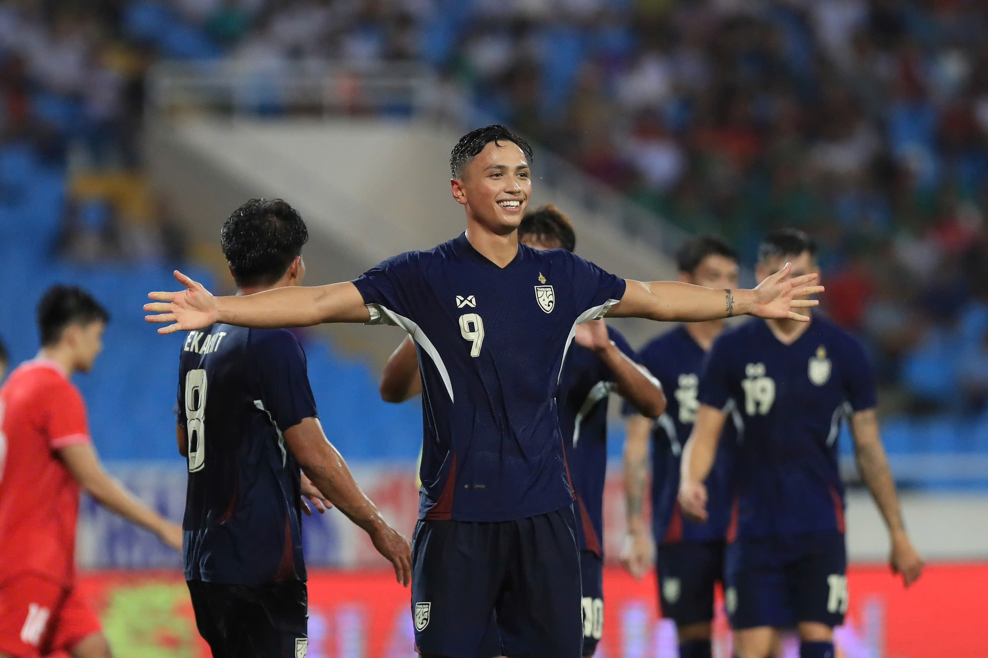 Phút 40, Hồng Duy phá hụt bóng tạo cơ hội cho Patrik dứt điểm, ở cú sút đầu, tiền đạo của Thái Lan bị Nguyễn Filip cản phá, nhưng anh đã đá bồi nâng tỷ số lên 2-1.