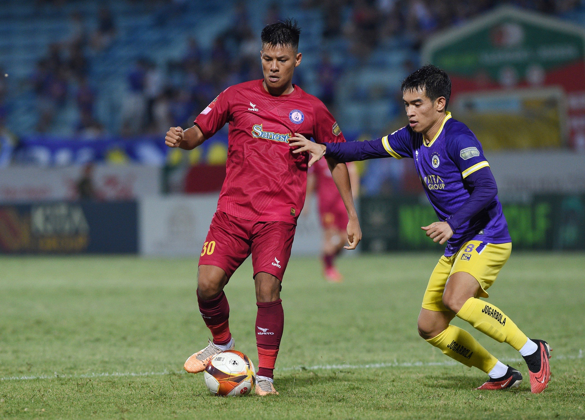 Sang hiệp 2, sức ép tiếp tục được các cầu thủ Hà Nội tạo ra.