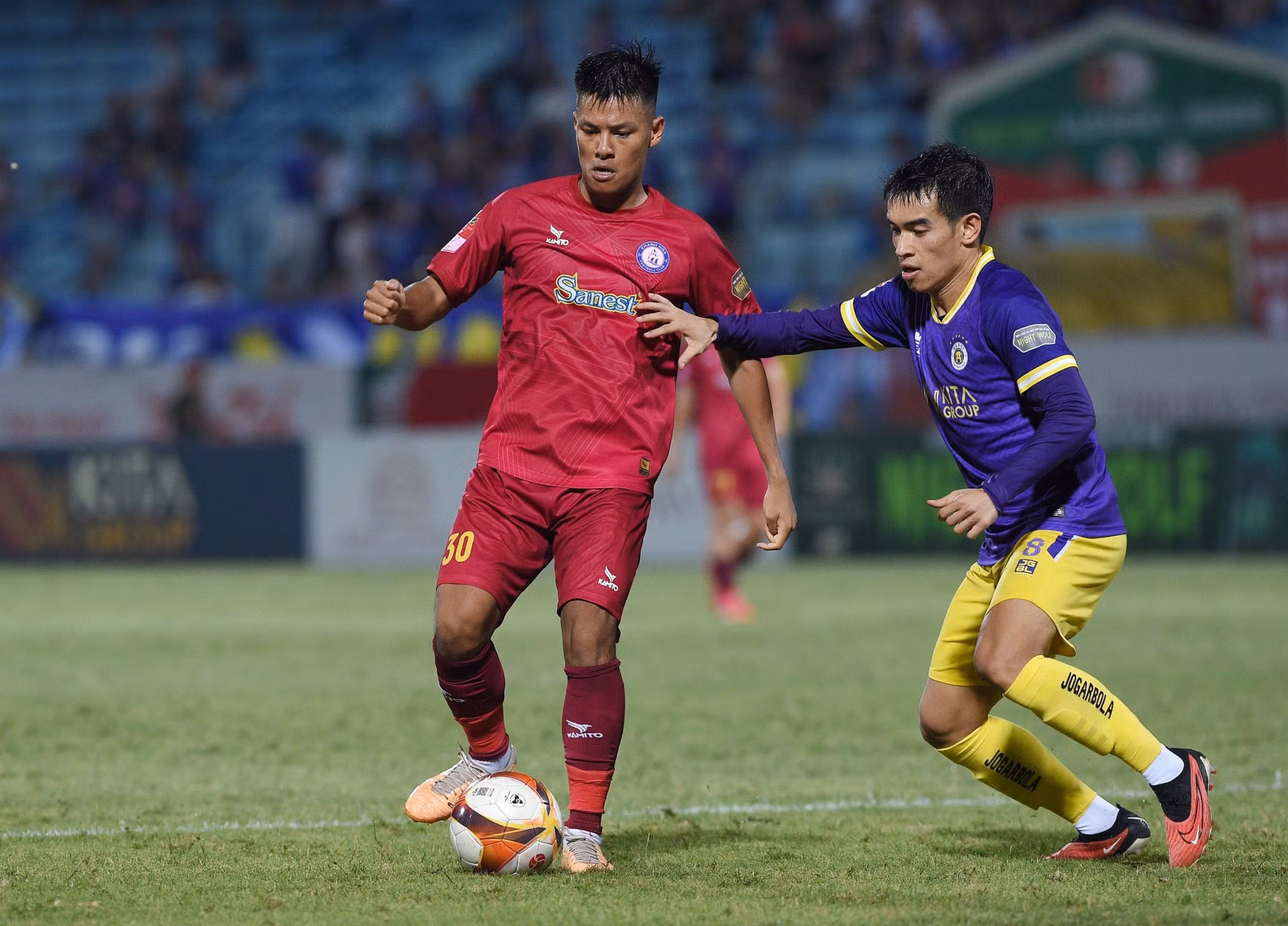 Sang hiệp 2, sức ép tiếp tục được các cầu thủ Hà Nội tạo ra.