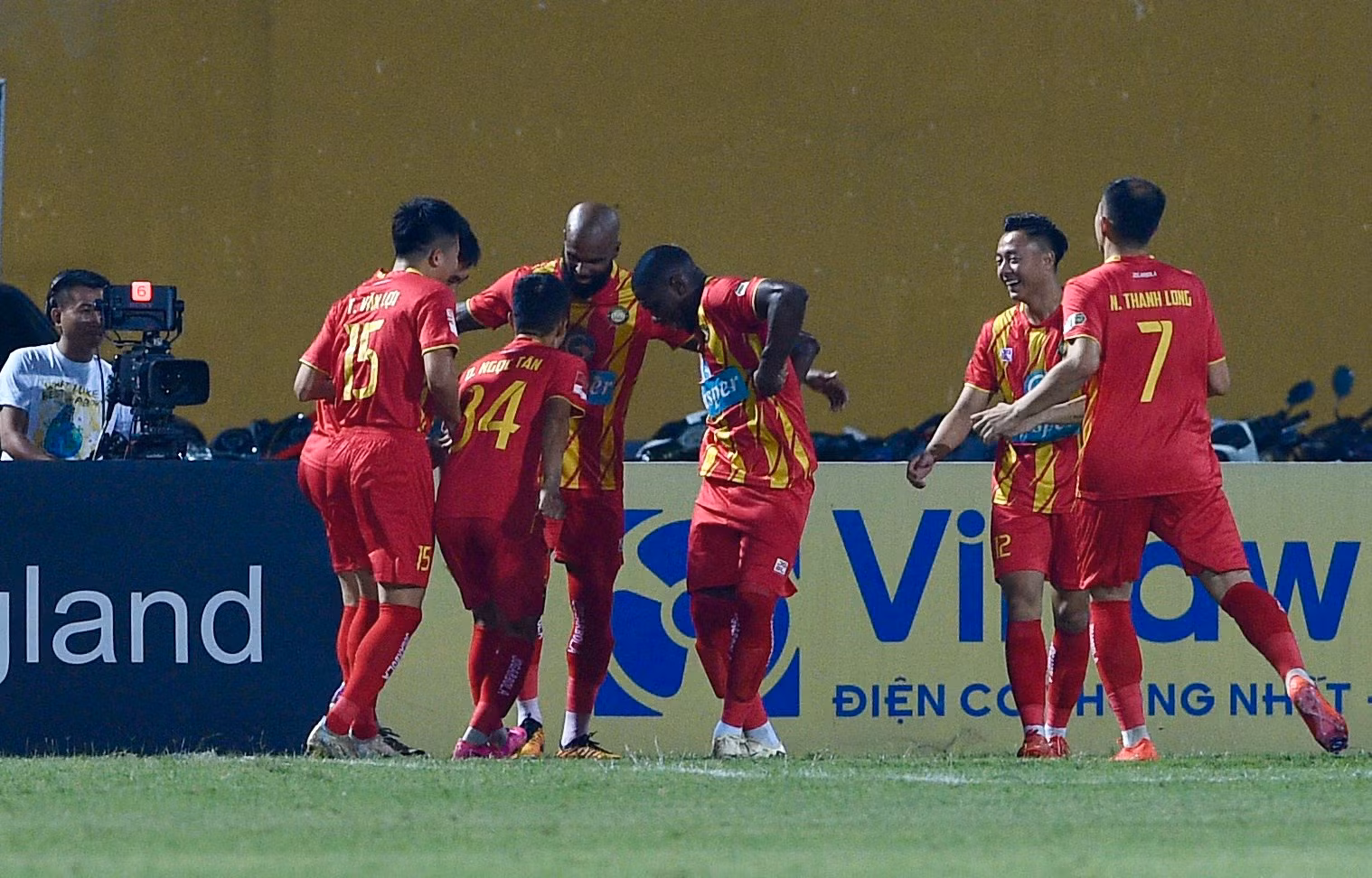 Ngay từ sớm, Đông Á Thanh Hóa đã có lợi thế khi được hưởng 1 quả đá phạt đền. Trọng tài Nguyễn Mạnh Hải sau khi tham khảo VAR, từ tình huống Xuân Mạnh bên phía CLB Hà Nội để bóng chạm tay trong vòng cấm địa, quyết định để Thanh Hoá đá penalty. Trên chấm phạt đền, Antonio đã tung cú sút rất căng khiến thủ môn Văn Hoàng của đội bóng thủ đô không thể cản phá.