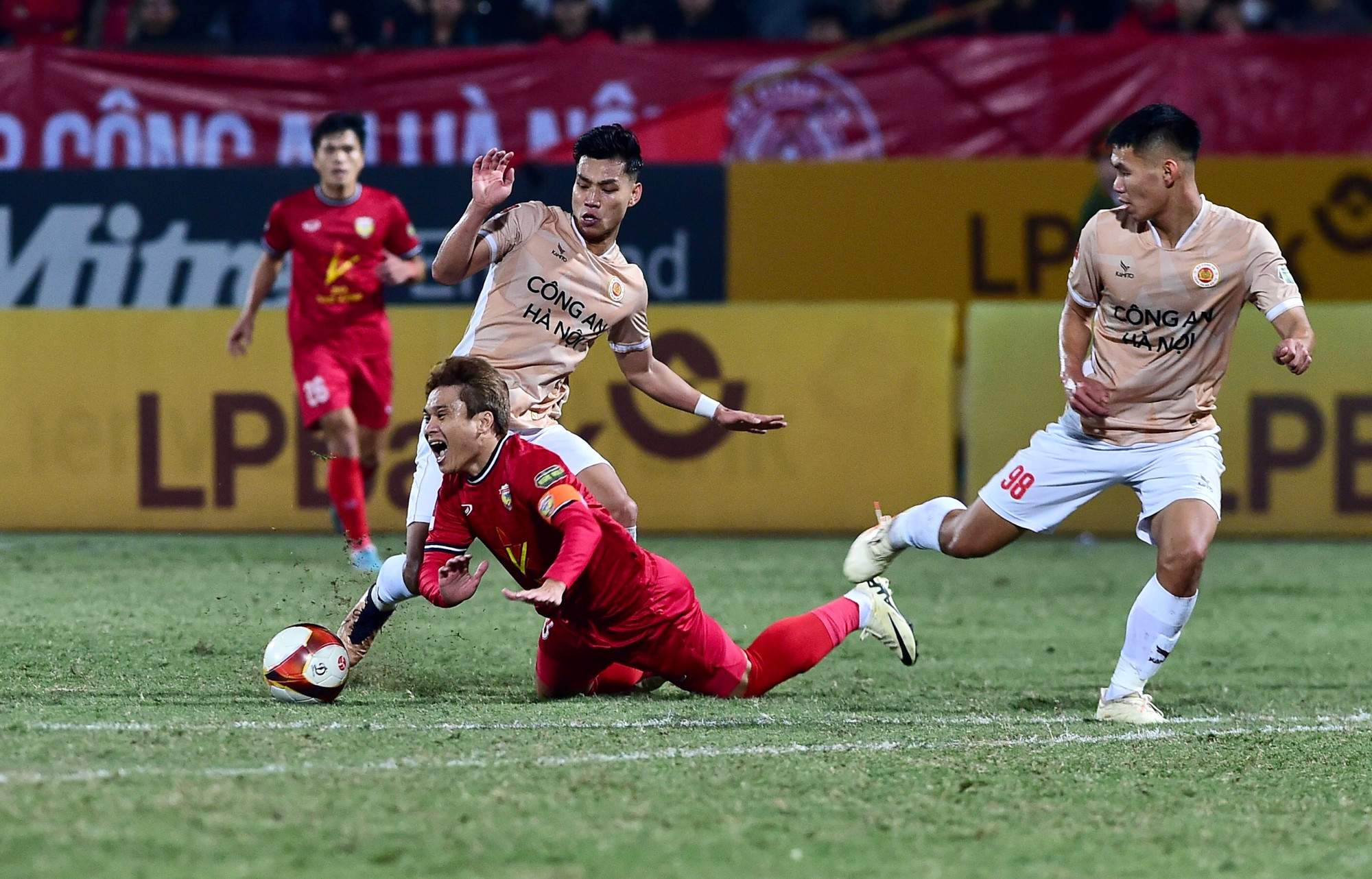 Thế nhưng, họ vẫn vấp phải sự chống cự quyết liệt của đội khách.