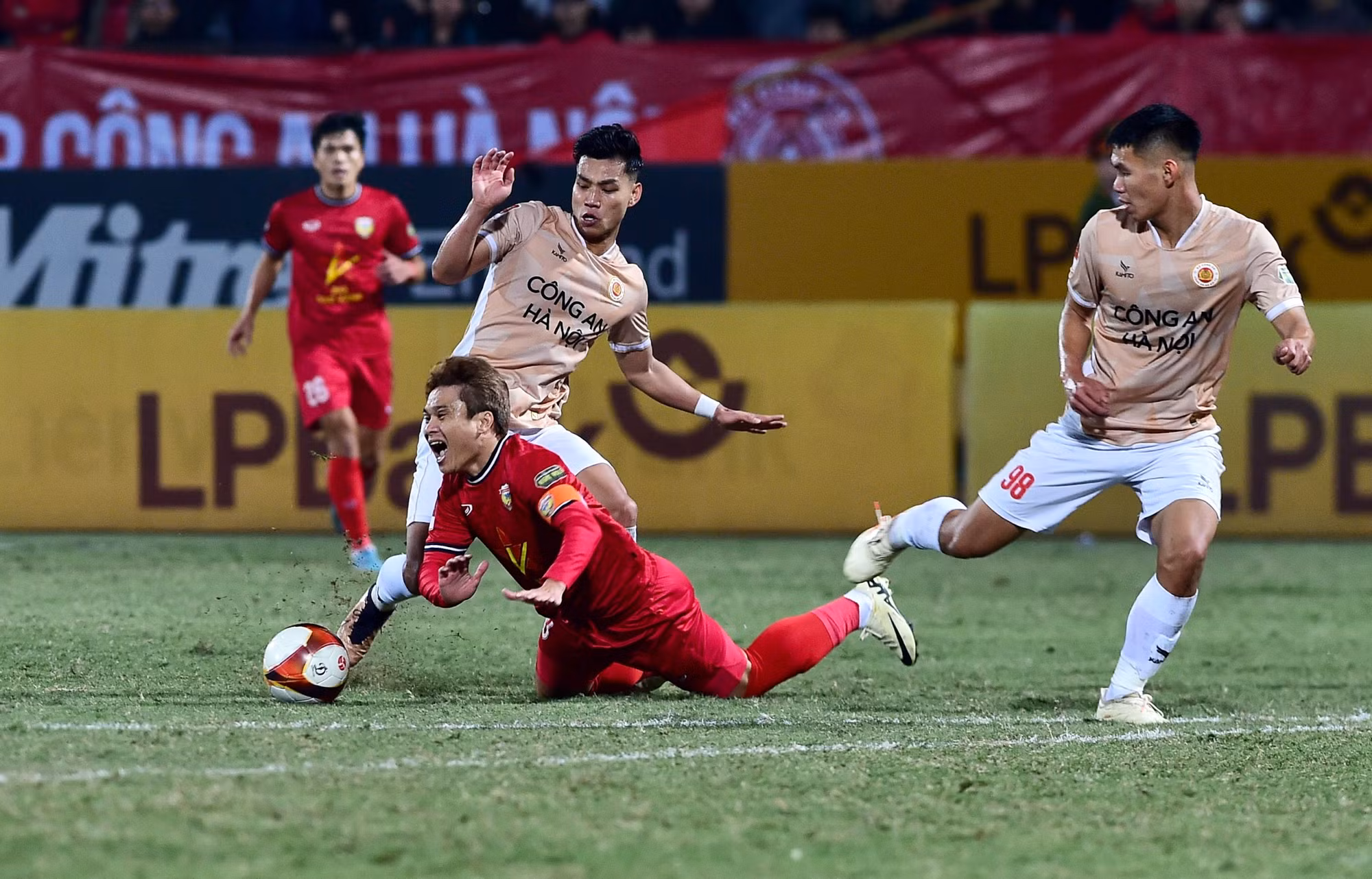 Thế nhưng, họ vẫn vấp phải sự chống cự quyết liệt của đội khách.