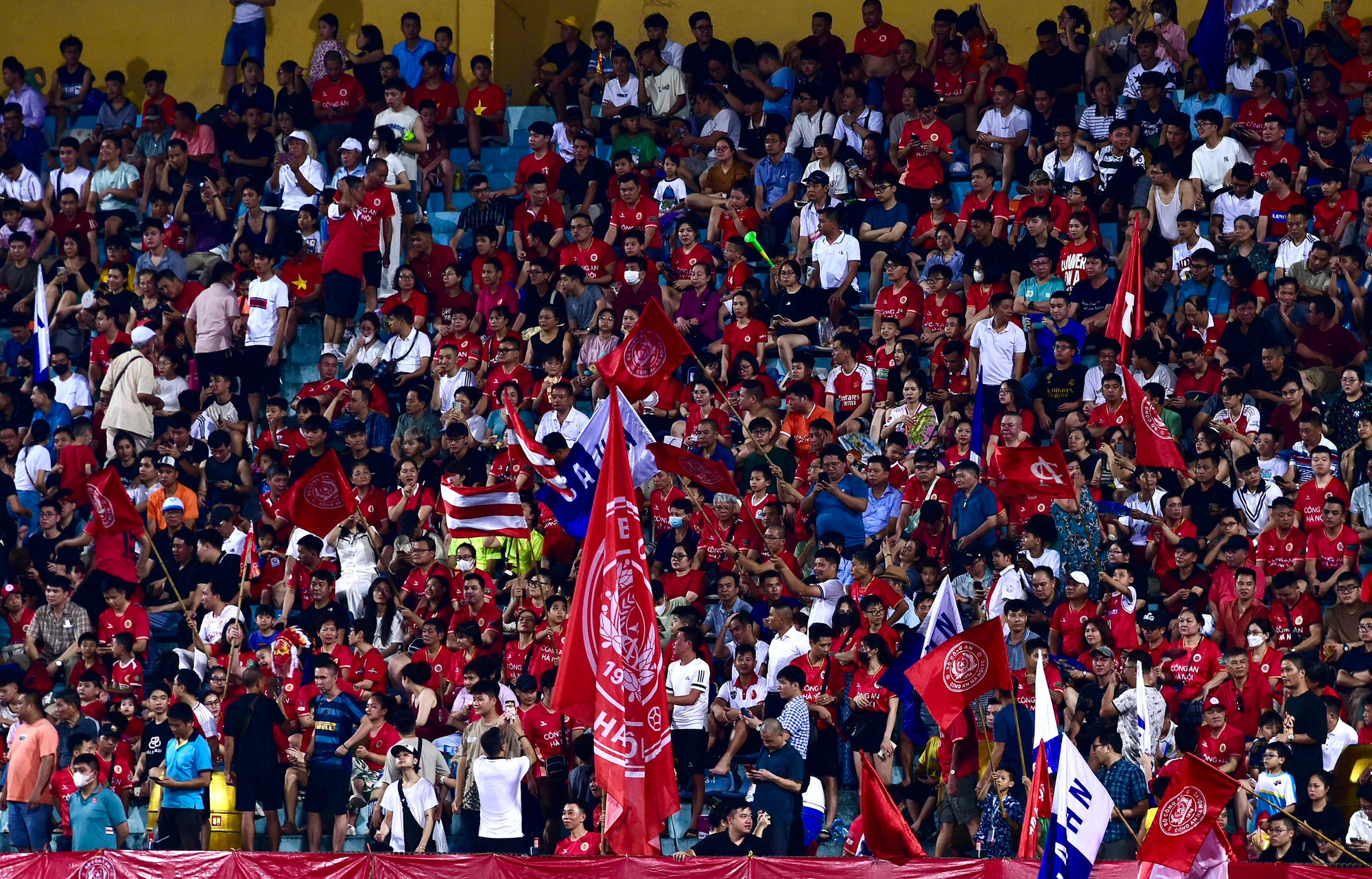 Khán đài sân Hàng Đẫy tràn ngập khí thế khi hai đội bóng mạnh đối đầu nhau.