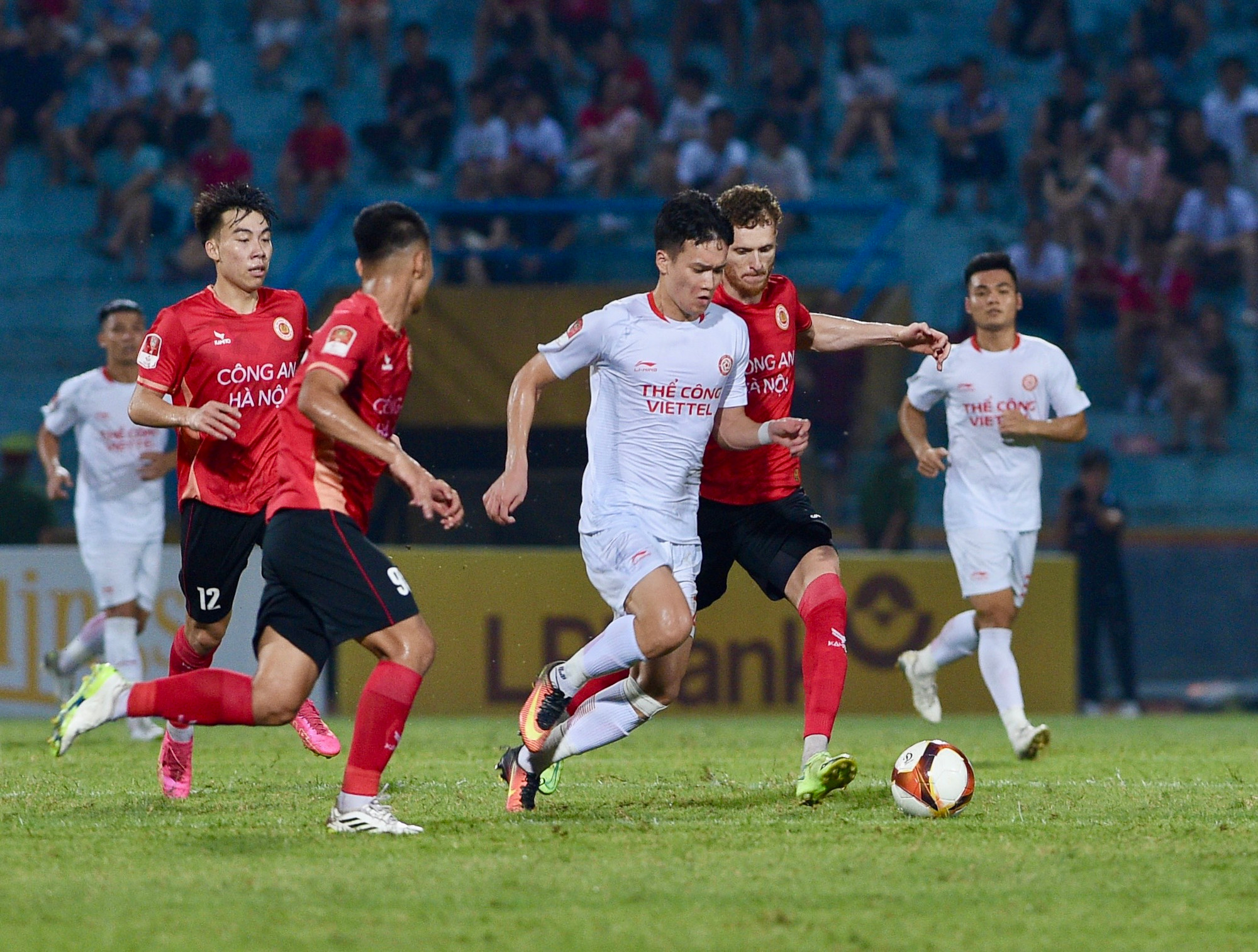 Hoàng Đức dưới sự truy cản của các cầu thủ Công an Hà Nội. Hoàng Đức dưới sự truy cản của các cầu thủ Công an Hà Nội.
