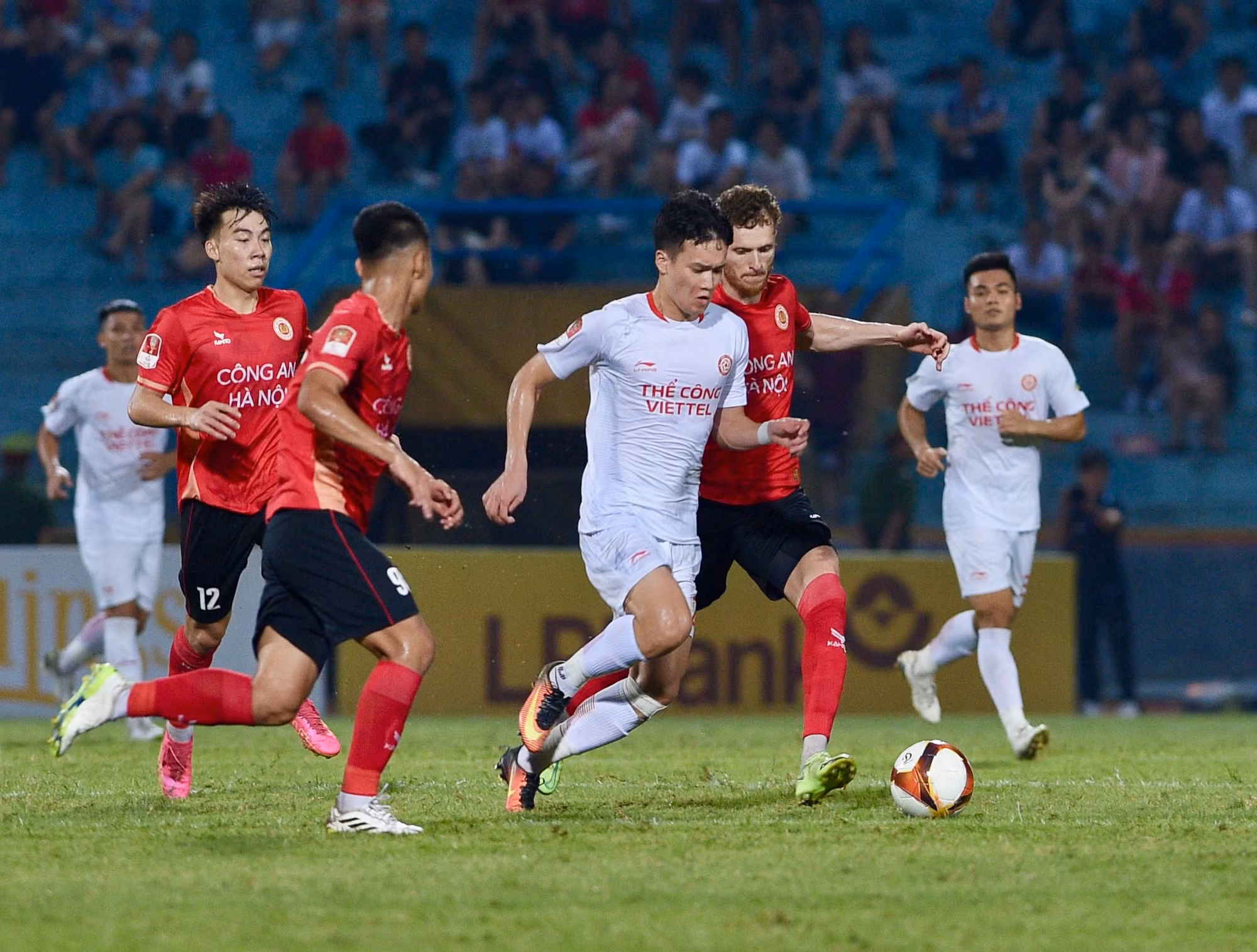 Hoàng Đức dưới sự truy cản của các cầu thủ Công an Hà Nội.