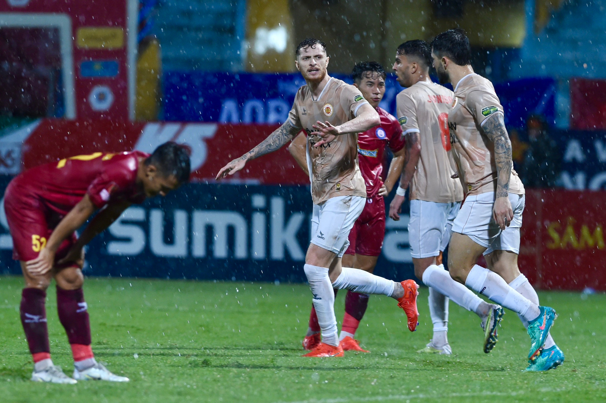 Hiệp 1 kết thúc với tỷ số dẫn trước 3-0 cho Công an Hà Nội.