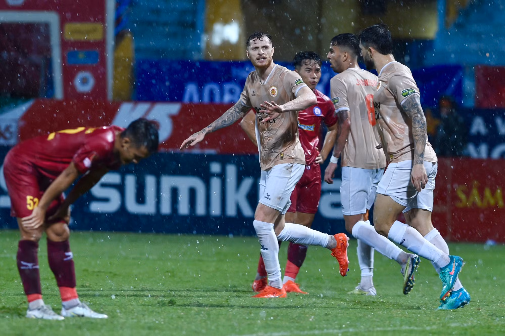 Hiệp 1 kết thúc với tỷ số dẫn trước 3-0 cho Công an Hà Nội.