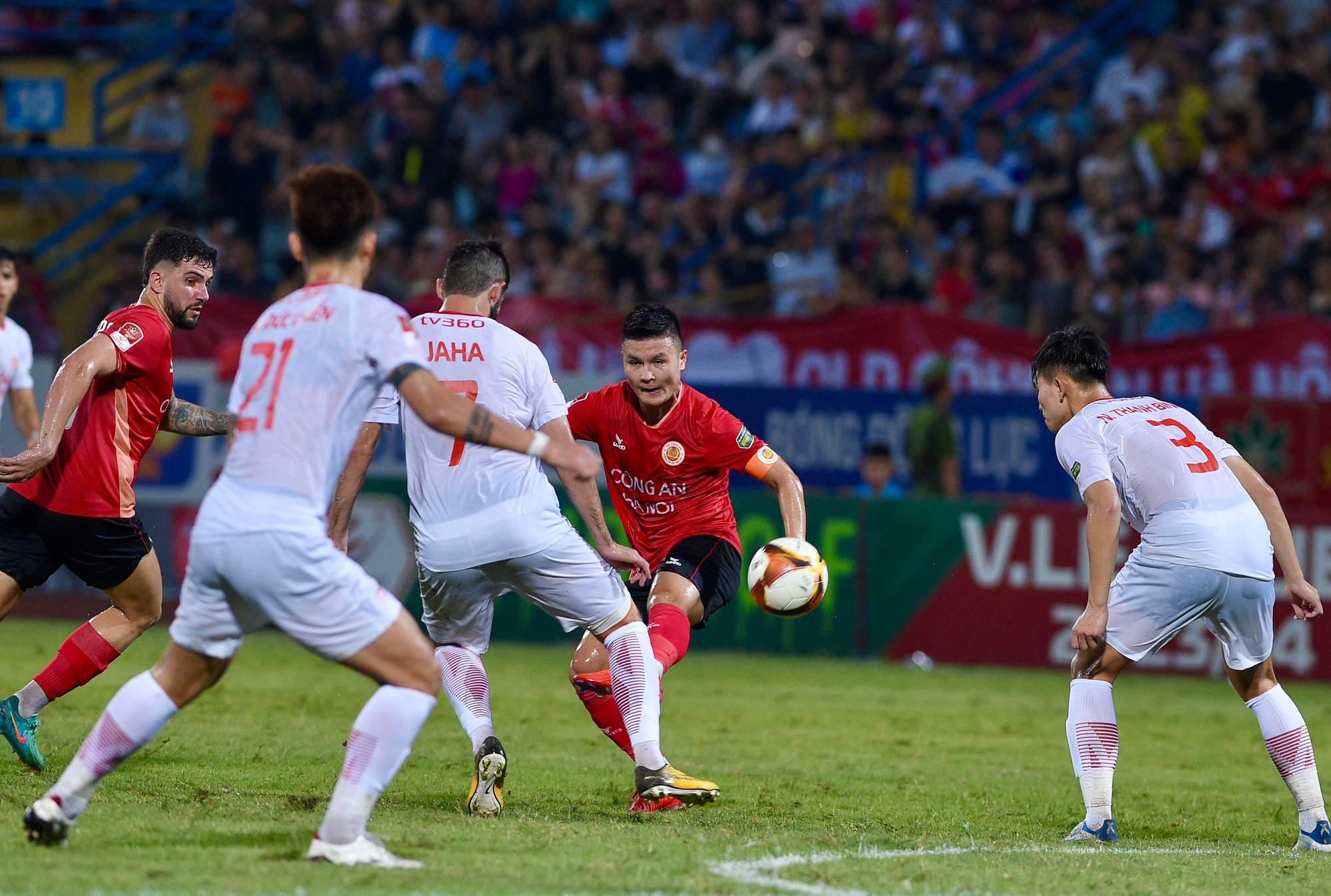 Quang Hải trong vòng vây của các cầu thủ Thể Công Viettel. Quang Hải trong vòng vây của các cầu thủ Thể Công Viettel.