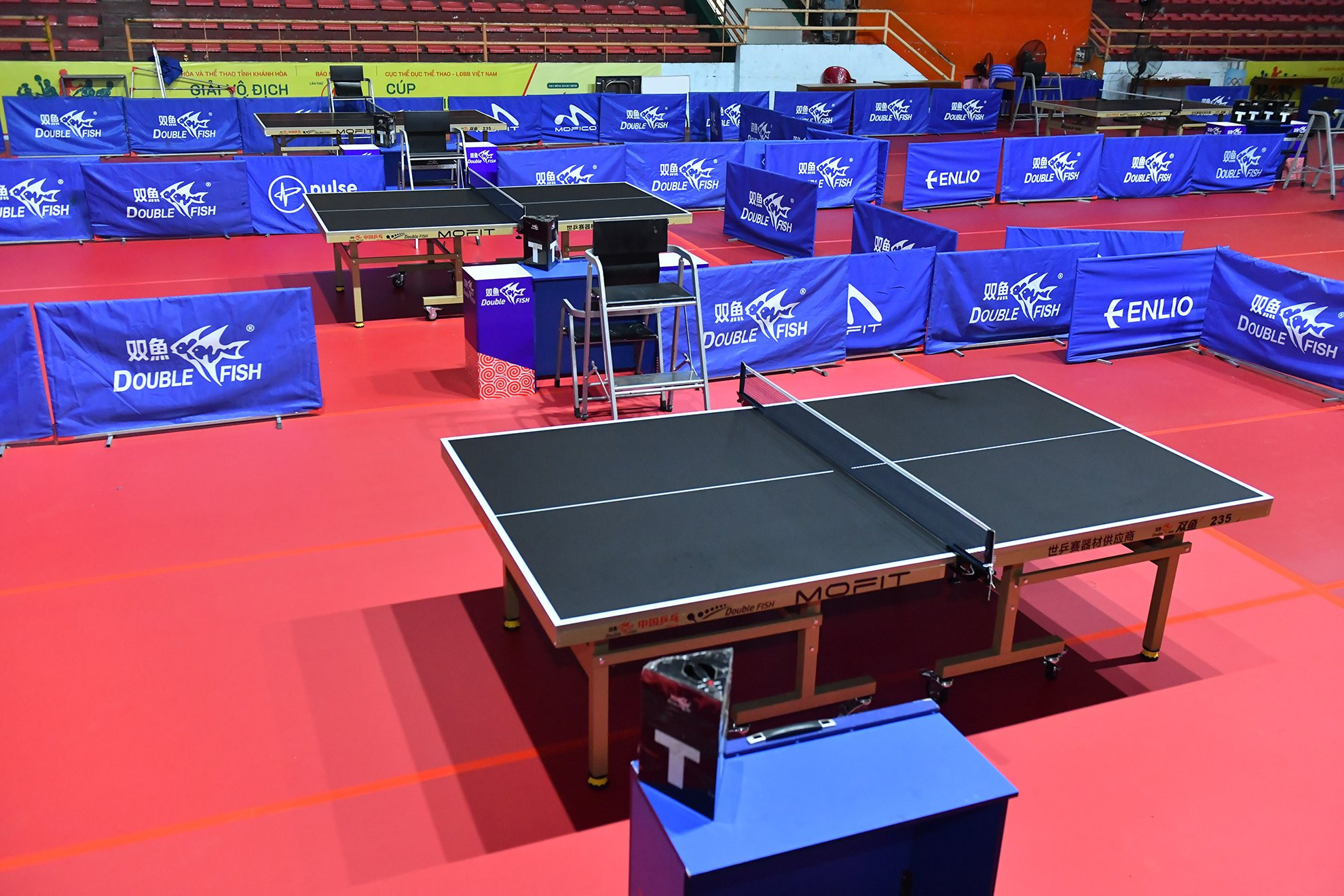 Các bàn thi đấu sẵn sàng để các vận động viên vào tập luyện trước thềm giải đấu.