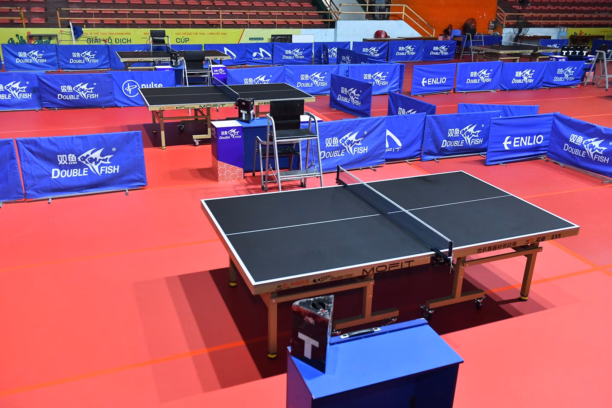 Các bàn thi đấu sẵn sàng để các vận động viên vào tập luyện trước thềm giải đấu.