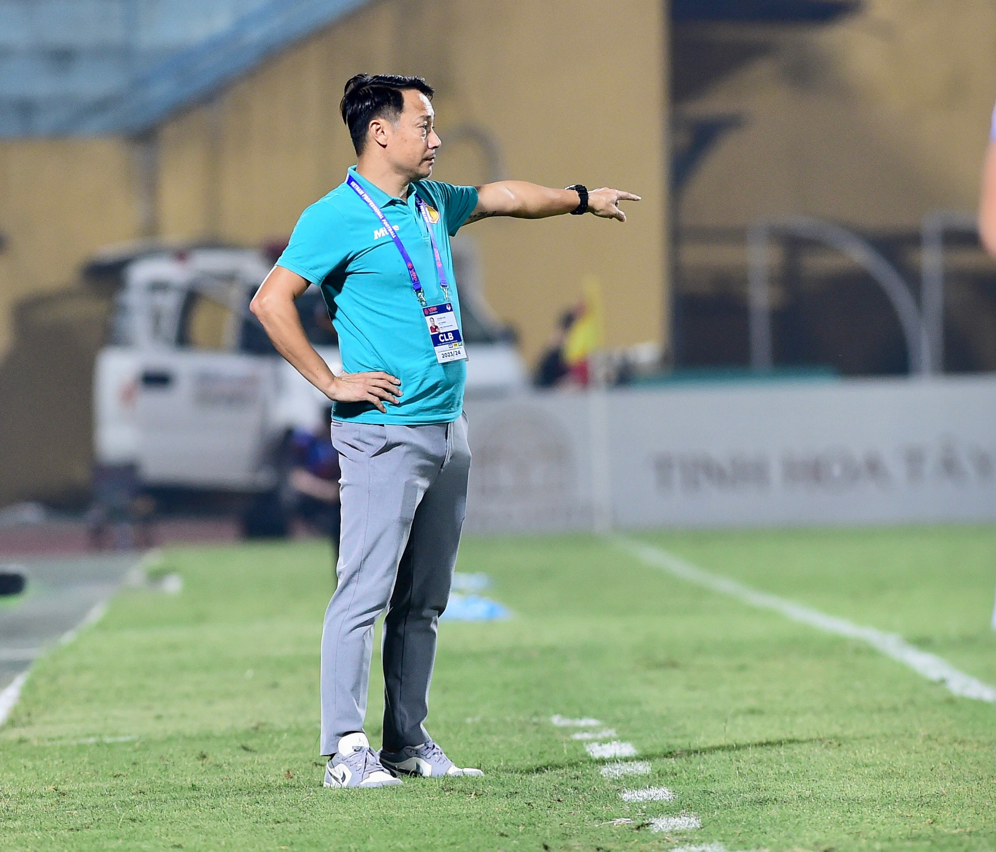 Huấn luyện viên Vũ Hồng Việt chỉ đạo các học trò Nam Định thi đấu. Huấn luyện viên Vũ Hồng Việt chỉ đạo các học trò Nam Định thi đấu.