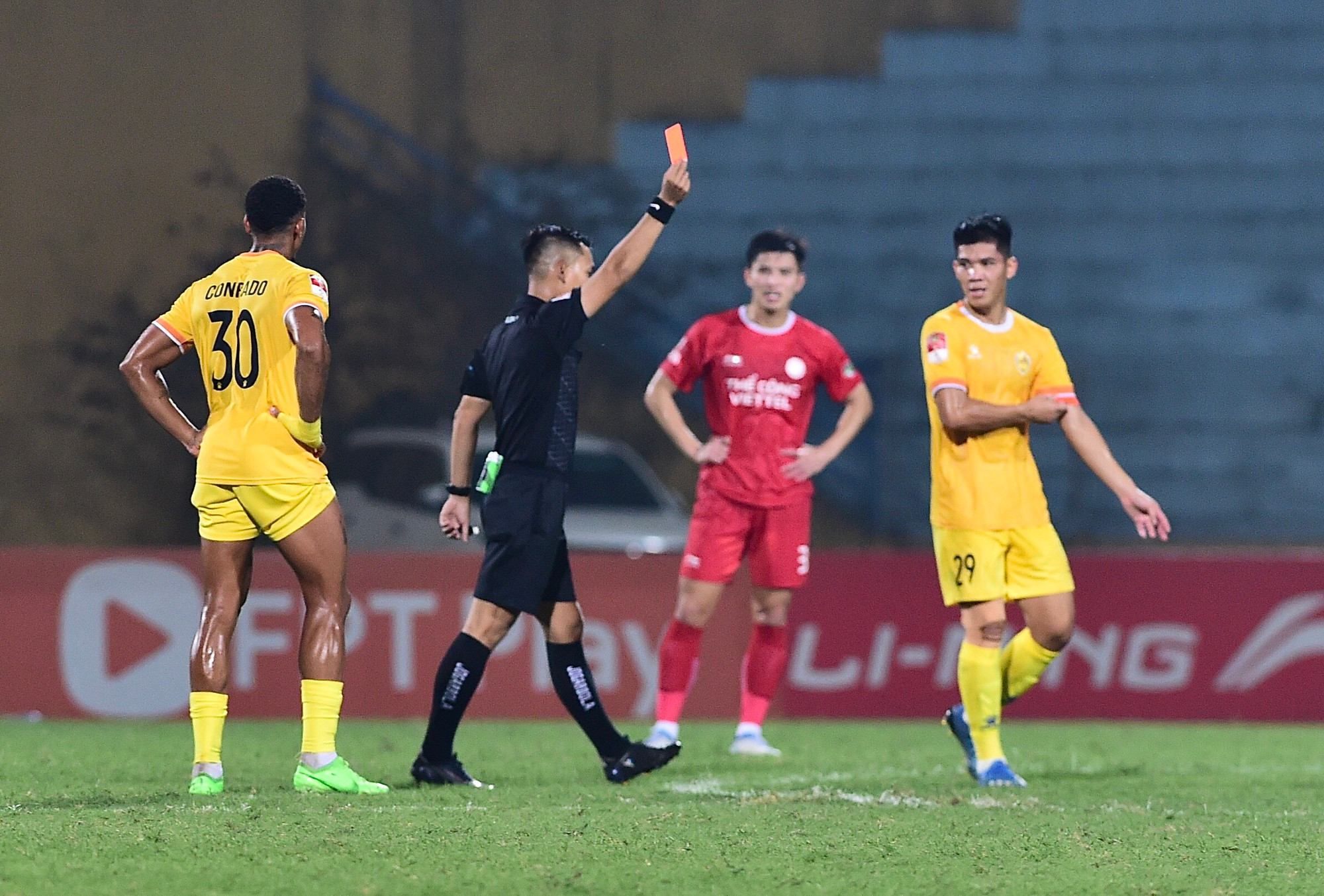 Quảng Nam gặp tổn thất lớn khi Ngân Văn Đại nhận thẻ đỏ trực tiếp sau pha vào bóng nguy hiểm với Đức Chiến.