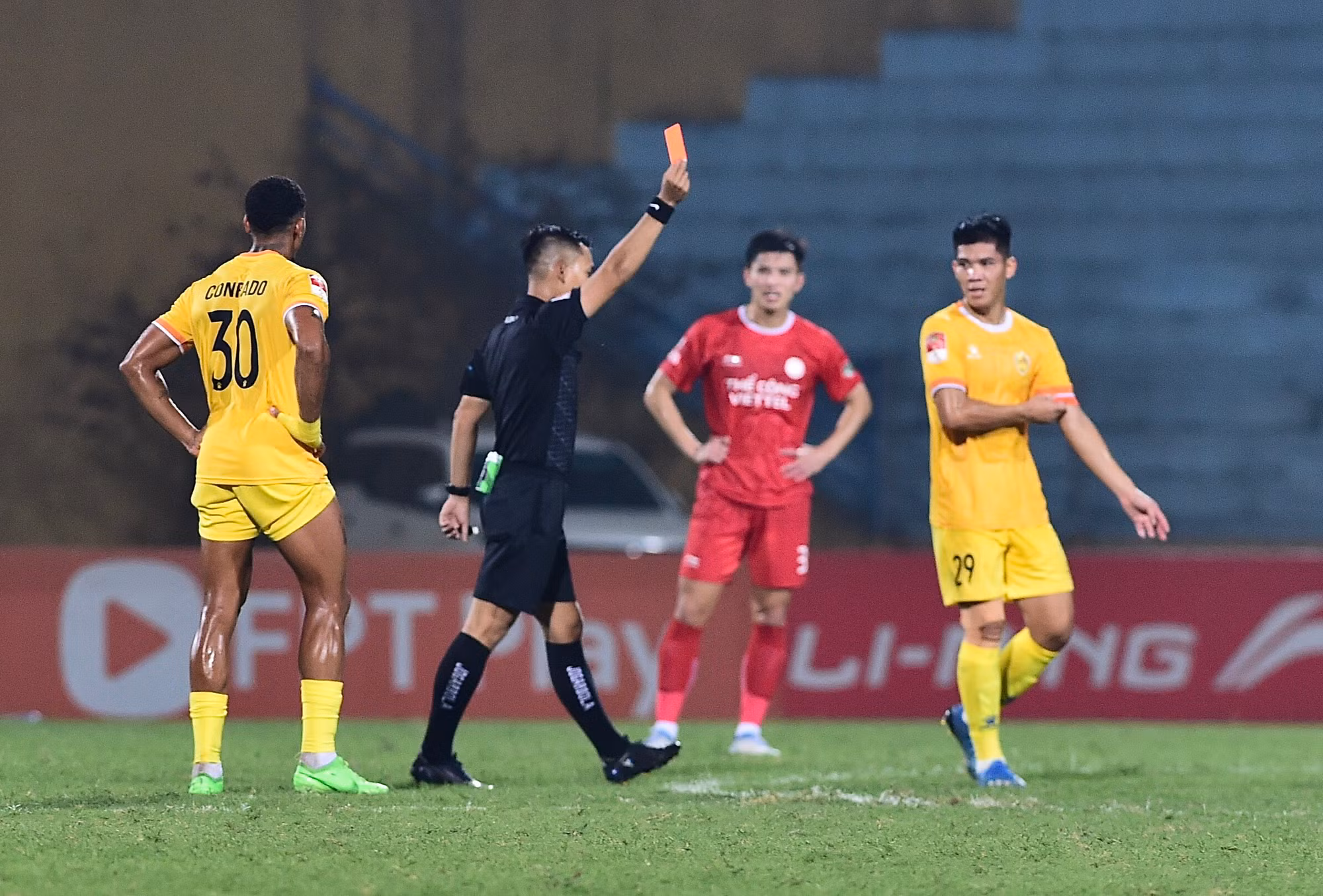 Quảng Nam gặp tổn thất lớn khi Ngân Văn Đại nhận thẻ đỏ trực tiếp sau pha vào bóng nguy hiểm với Đức Chiến.