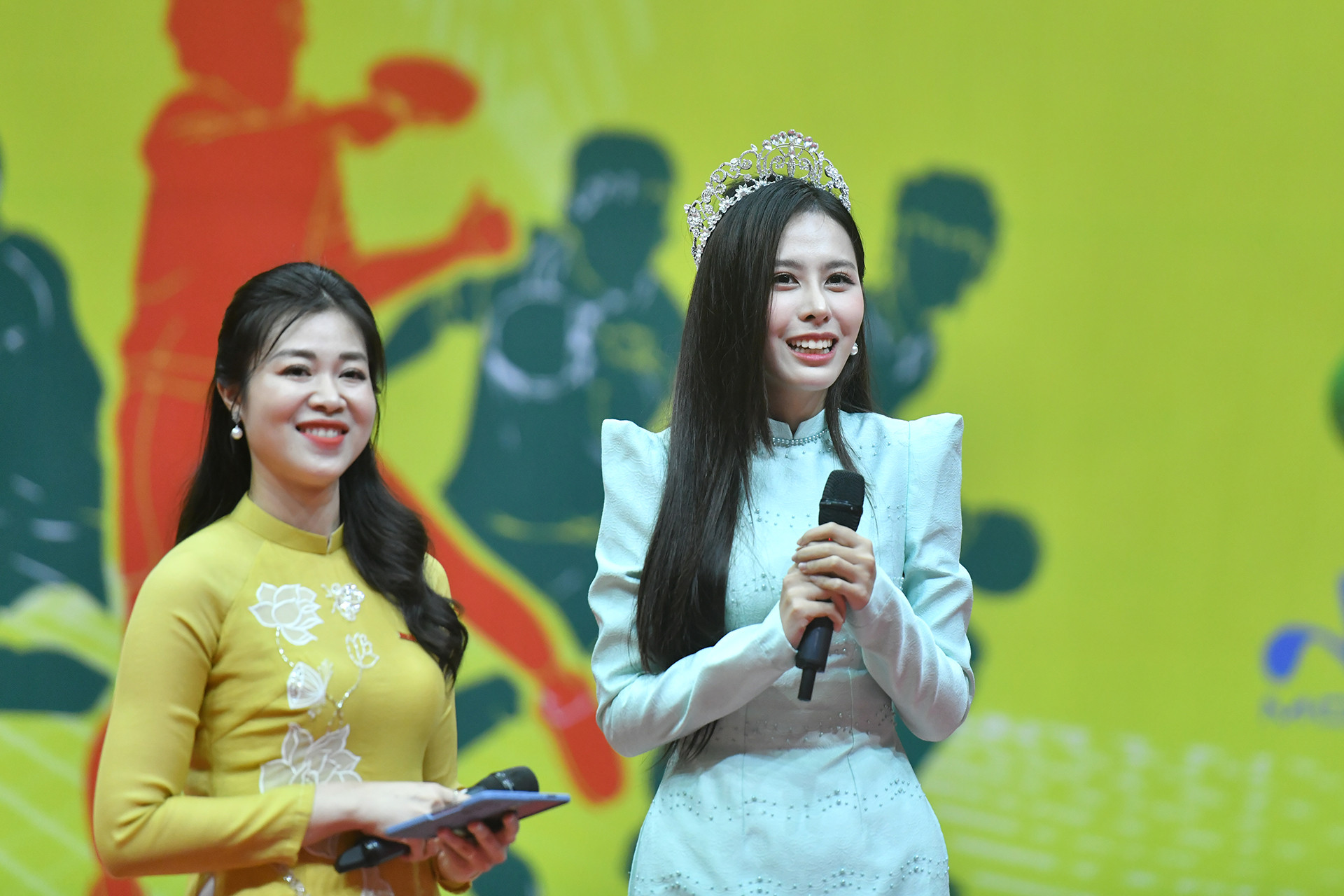Á hậu cuộc thi Hoa hậu Liên lục địa năm 2023 - Lê Nguyễn Ngọc Hằng giao lưu cùng khán giả tại Nhà thi đấu thể thao tỉnh Khánh Hòa.