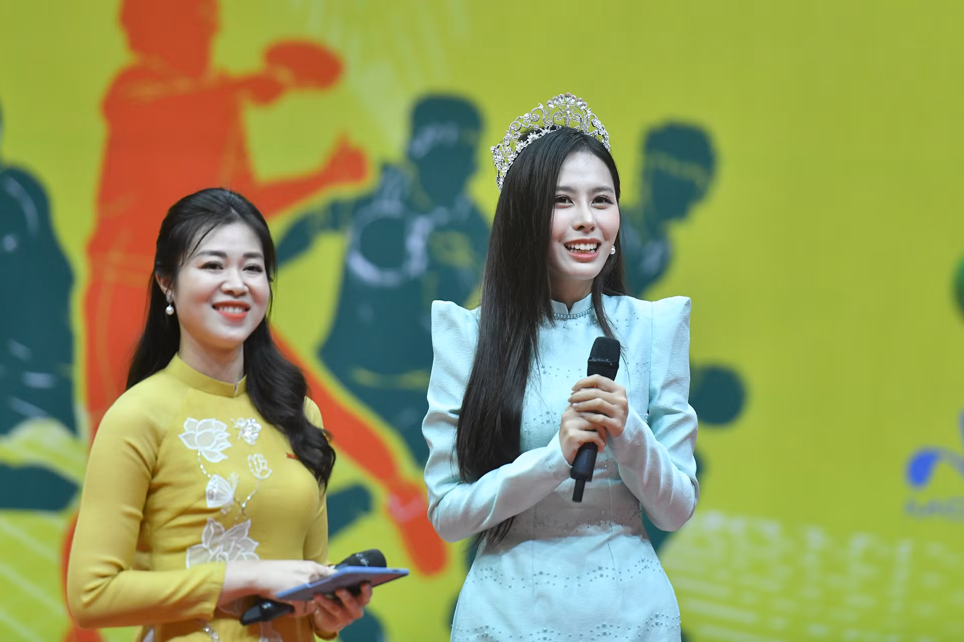 Á hậu cuộc thi Hoa hậu Liên lục địa năm 2023 - Lê Nguyễn Ngọc Hằng giao lưu cùng khán giả tại Nhà thi đấu thể thao tỉnh Khánh Hòa. Á hậu cuộc thi Hoa hậu Liên lục địa năm 2023 - Lê Nguyễn Ngọc Hằng giao lưu cùng khán giả tại Nhà thi đấu thể thao tỉnh Khánh Hòa.