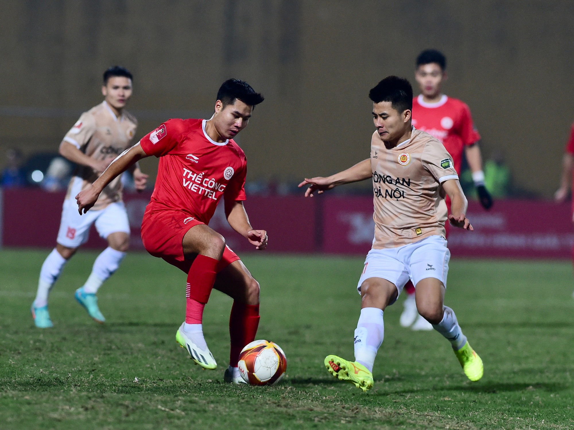 Sang hiệp 2, bị dẫn với cách biệt hai bàn, các cầu thủ Công an Hà Nội không còn cách nào khác là phải dâng cao đội hình tìm bàn gỡ.