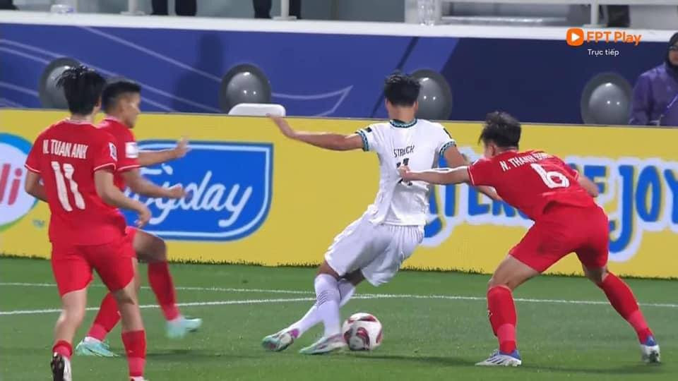 Thanh Bình kéo áo cầu thủ Indonesia trong vòng cấm. (Ảnh: Gettys) Thanh Bình kéo áo cầu thủ Indonesia trong vòng cấm. (Ảnh: Gettys)