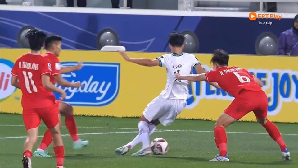 Thanh Bình kéo áo cầu thủ Indonesia trong vòng cấm. (Ảnh: Gettys)