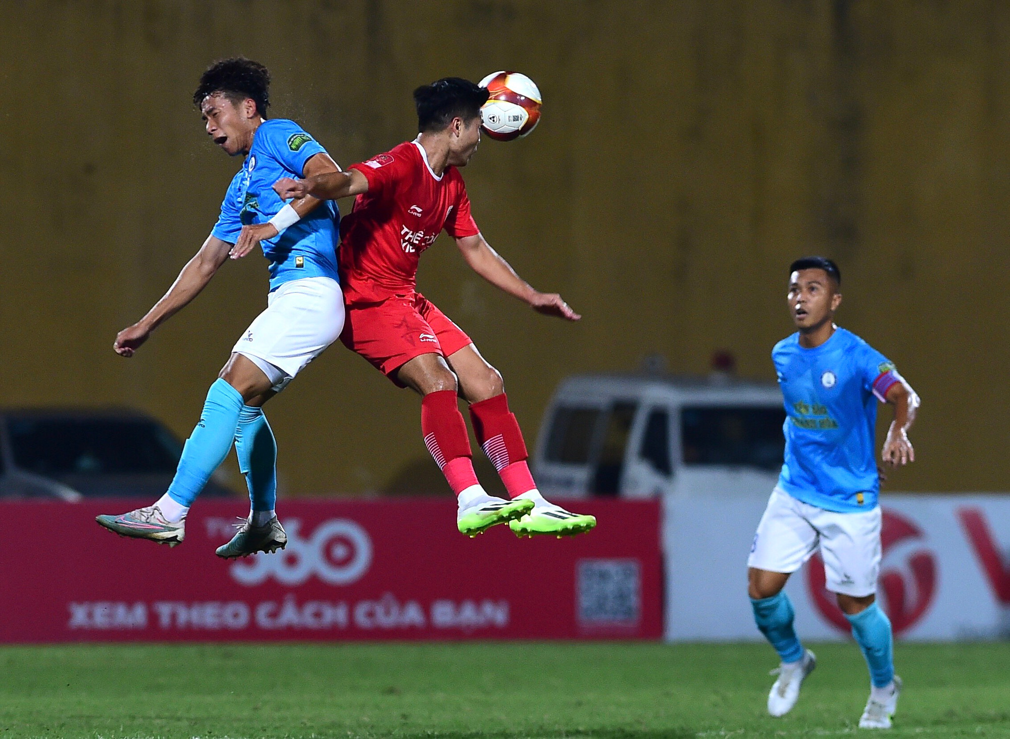 Thể Công Viettel liên tục nhồi bóng vào vòng cấm khiến hàng thủ Khánh Hòa phải vất vả chống đỡ.