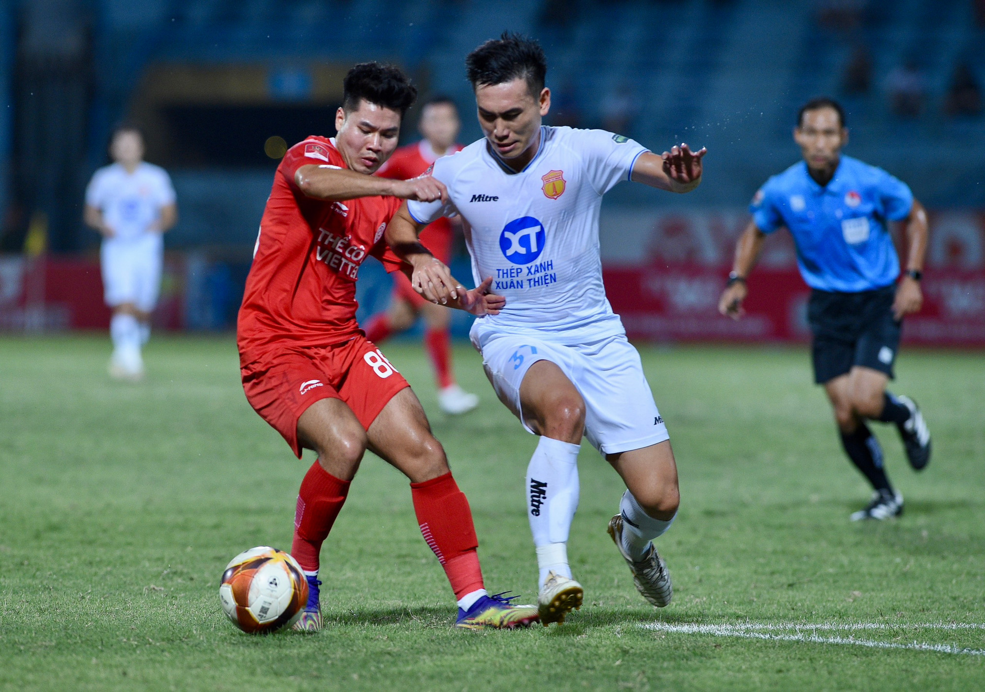 Ở phút 12, Hendrio là người thực hiện pha căng ngang để Văn Toàn thoát khỏi sự kèm cặp của Bùi Tiến Dũng rồi mở tỷ số của trận đấu.