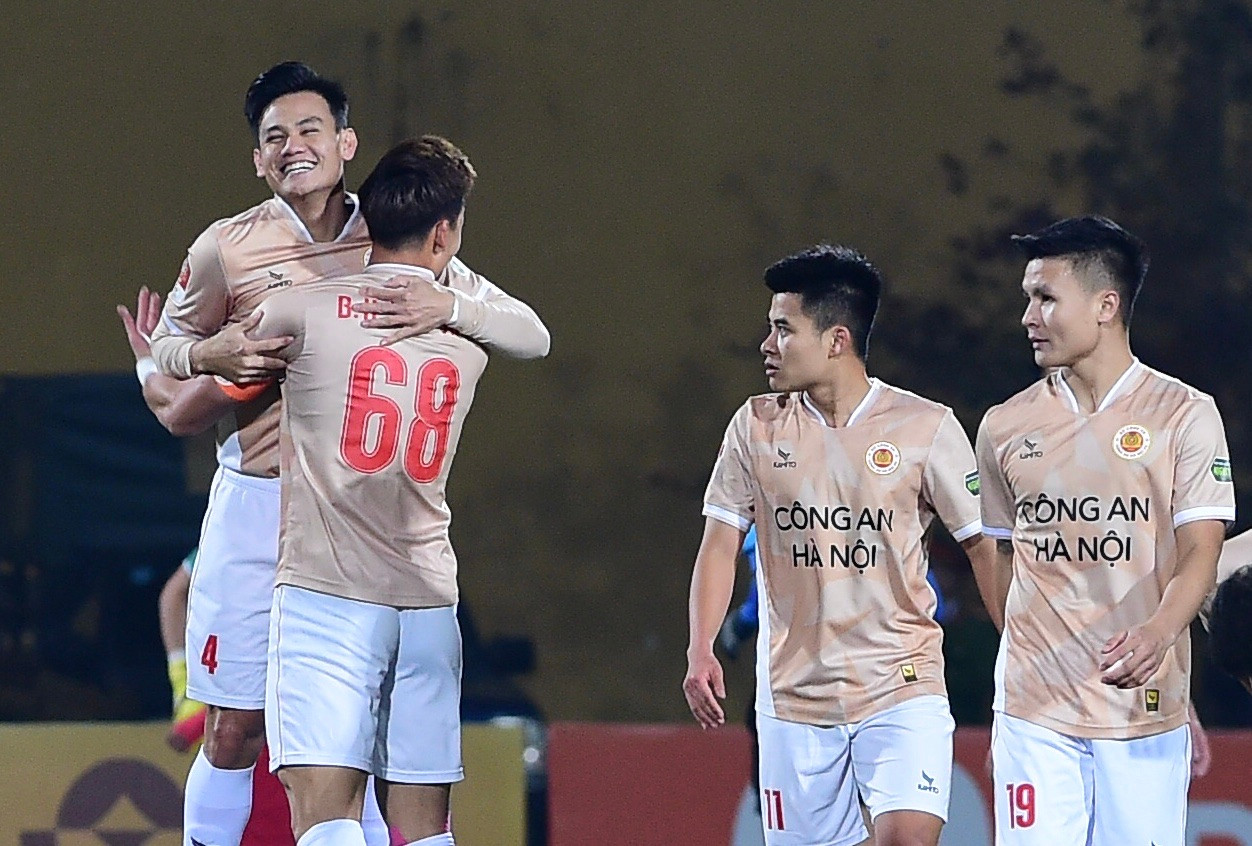 Thành quả đến ở phút 12 cho đội chủ nhà. Từ quả treo bóng vào của Văn Thanh, Elias đánh đầu trúng tay Xuân Hoàng. Ở pha lộn xộn, Hồ Tấn Tài dứt điểm vào lưới trống. Thành quả đến ở phút 12 cho đội chủ nhà. Từ quả treo bóng vào của Văn Thanh, Elias đánh đầu trúng tay Xuân Hoàng. Ở pha lộn xộn, Hồ Tấn Tài dứt điểm vào lưới trống.