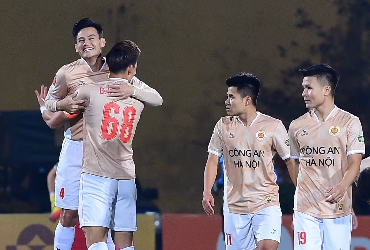 Thành quả đến ở phút 12 cho đội chủ nhà. Từ quả treo bóng vào của Văn Thanh, Elias đánh đầu trúng tay Xuân Hoàng. Ở pha lộn xộn, Hồ Tấn Tài dứt điểm vào lưới trống.