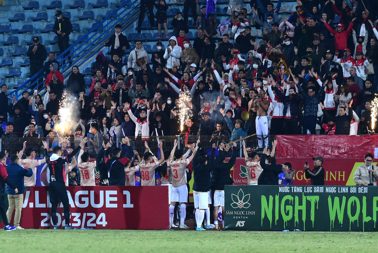 Các thành viên Công an Hà Nội chia vui chiến thắng cùng người hâm mộ. Các thành viên Công an Hà Nội chia vui chiến thắng cùng người hâm mộ.