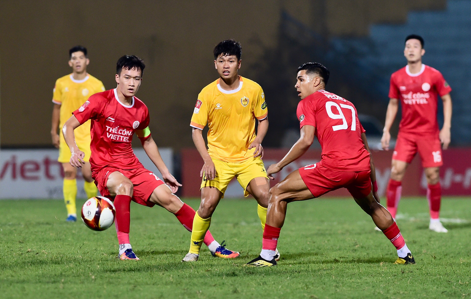 Thể Công Viettel nhập cuộc với quyết tâm cao độ và tạo ra thế trận lấn lướt.