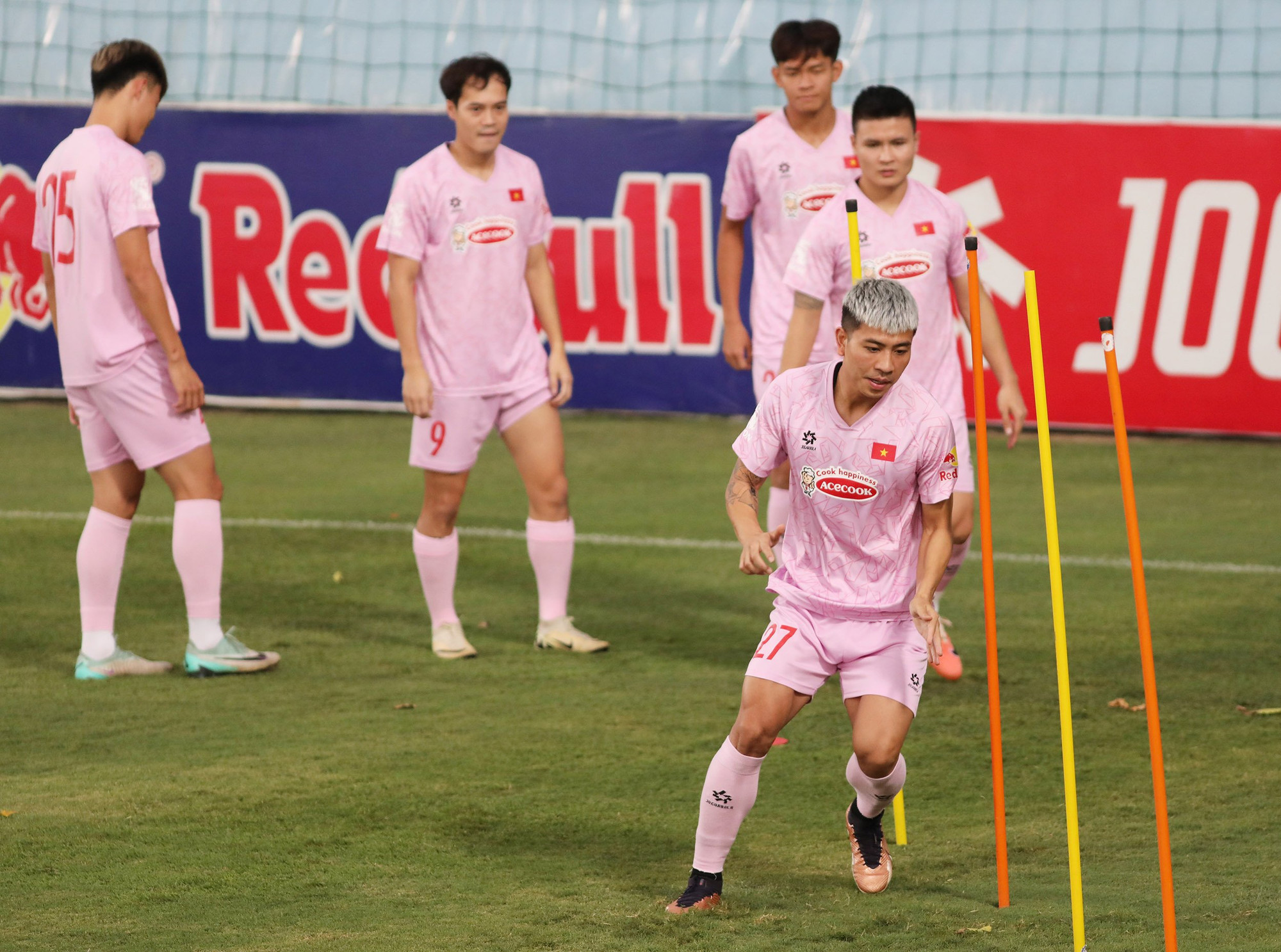 Tiền đạo Thanh Bình (số 27) được triệu tập do Văn Tùng (câu lạc bộ Hà Nội) chấn thương.