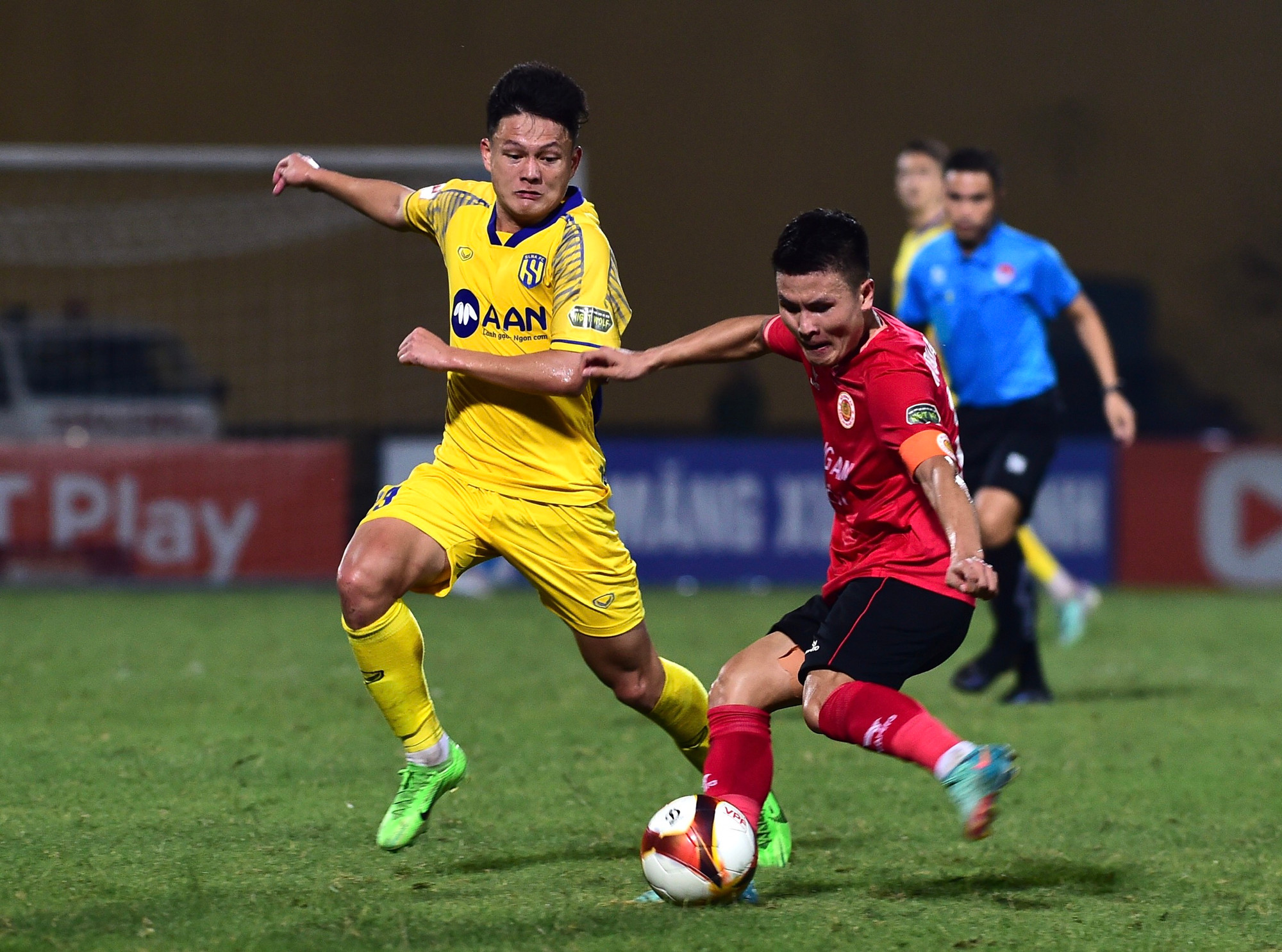 Quang Hải thi đấu năng nổ.