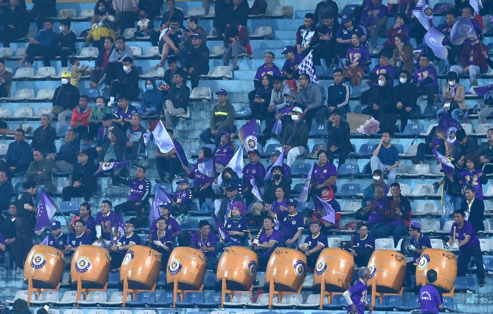 Cổ động viên Hà Nội khí thế tưng bừng với tỷ số 3-0.