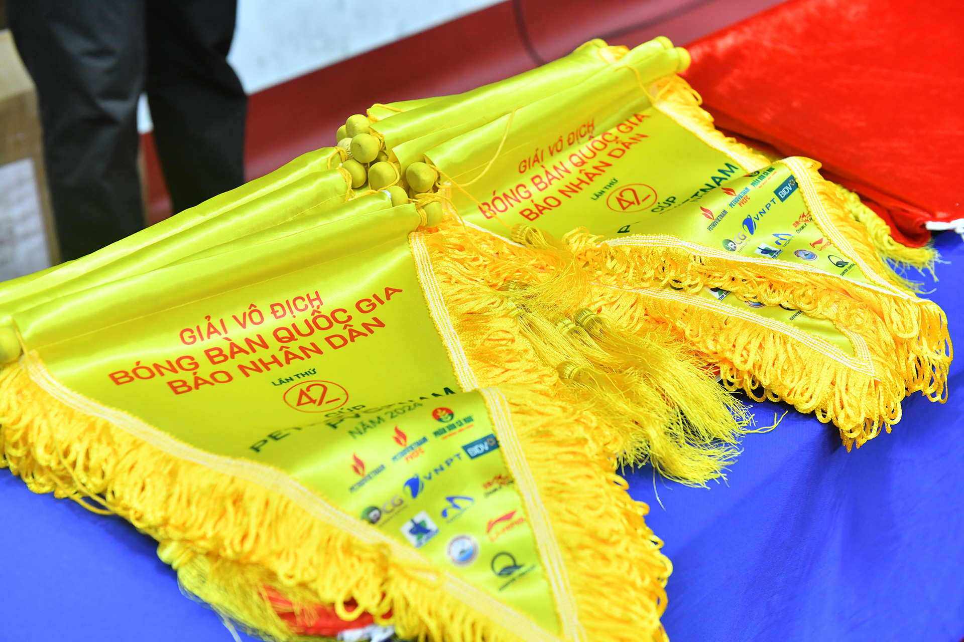 Cờ lưu niệm của Giải vô địch bóng bàn quốc gia Báo Nhân Dân lần thứ 42.