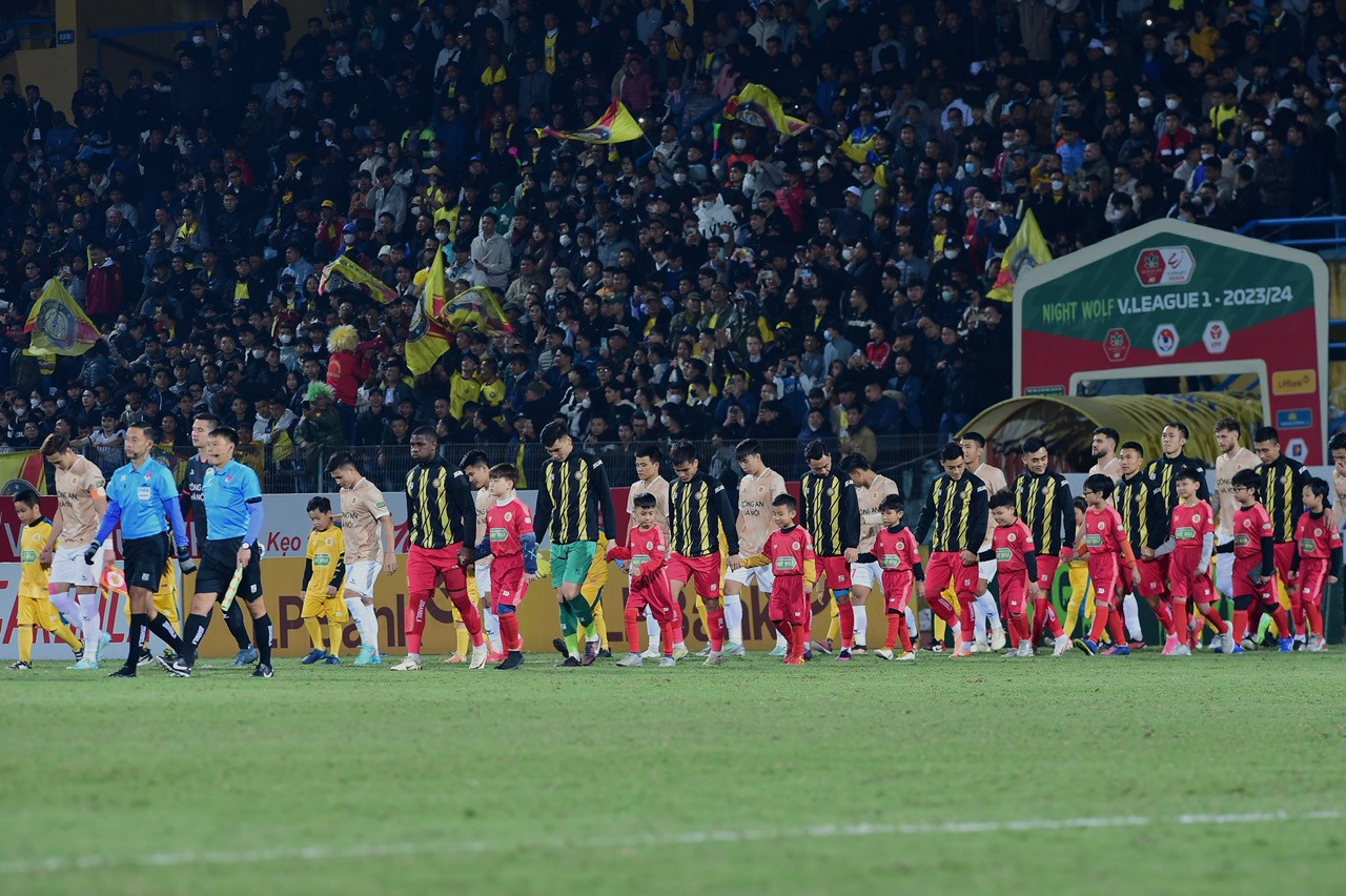 Hai đội bước vào sân Hàng Đẫy để bắt đầu cuộc đại chiến. Hai đội bước vào sân Hàng Đẫy để bắt đầu cuộc đại chiến.