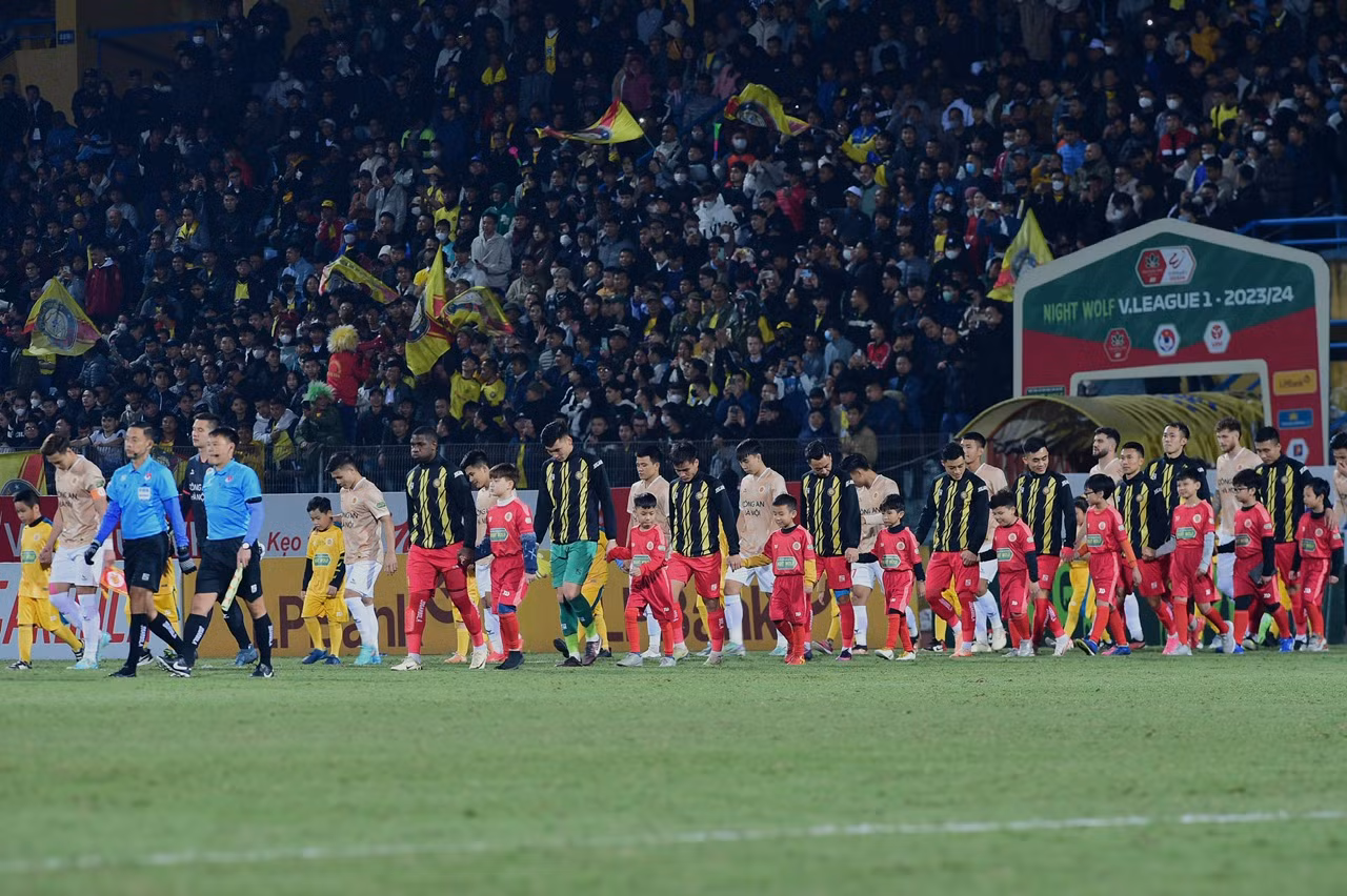 Hai đội bước vào sân Hàng Đẫy để bắt đầu cuộc đại chiến.