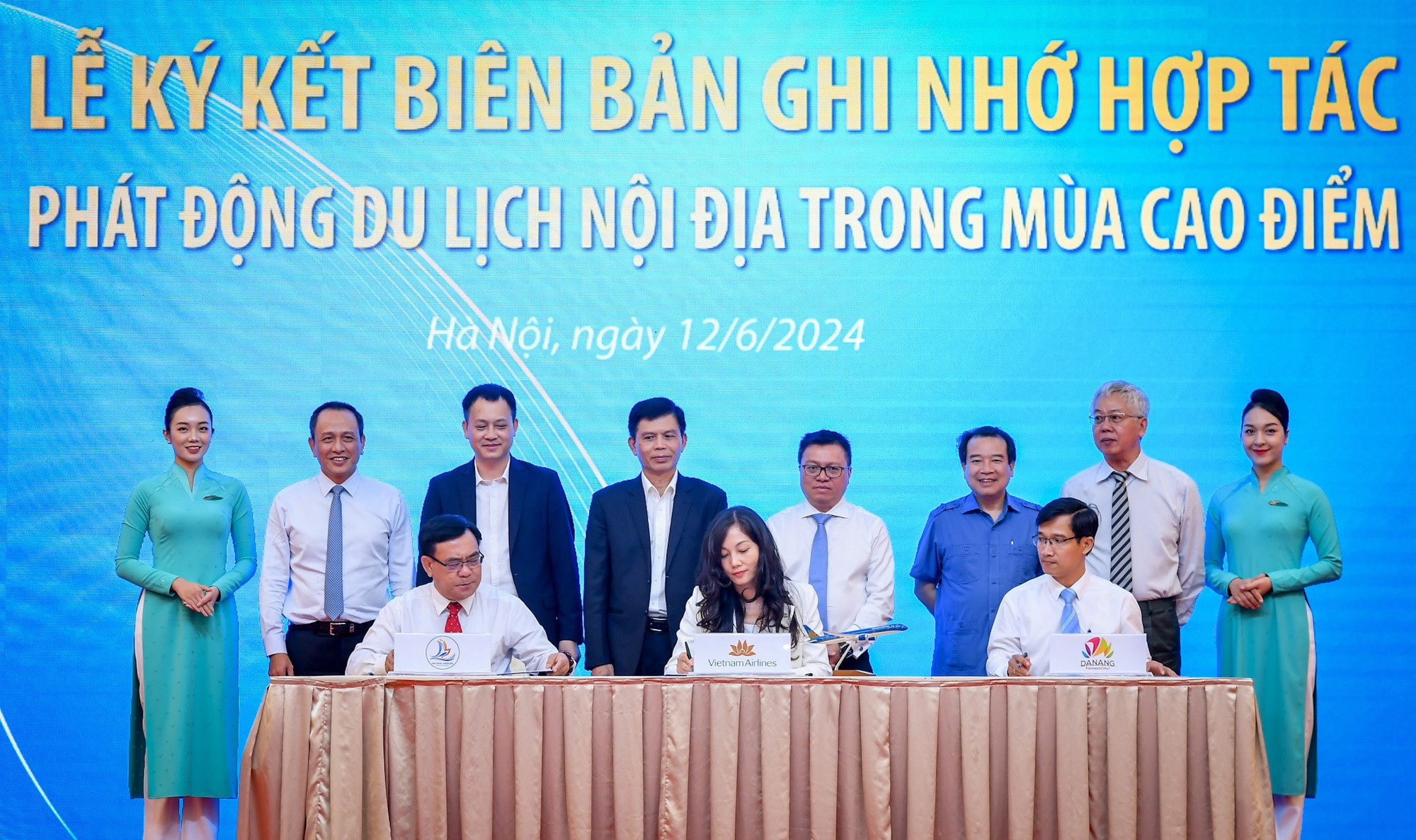 Tại hội thảo cũng đã diễn ra Lễ ký kết biên bản ghi nhớ hợp tác phát động du lịch nội địa trong mùa cao điểm. Theo đó, Vietnam Airlines đã xây dựng cơ chế hợp tác với ngành du lịch địa phương nhằm tạo ra sản phẩm hướng tới khách du lịch nội địa ngay trong cao điểm hè này.