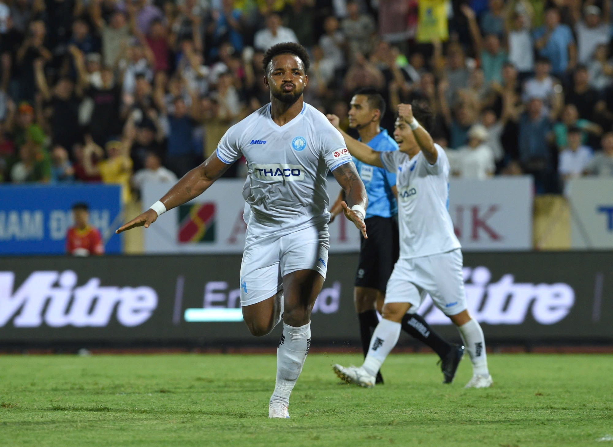 Thế nhưng các cầu thủ Nam Định mới là những người thi đấu bùng nổ trong hiệp 2, để rồi họ có bàn thắng mở tỷ số ở phút 50. Trong tình huống này, tiền đạo Rafaelson có pha xử lý vừa kỹ thuật, vừa dũng mãnh, đánh bại hàng thủ của Thanh Hóa.