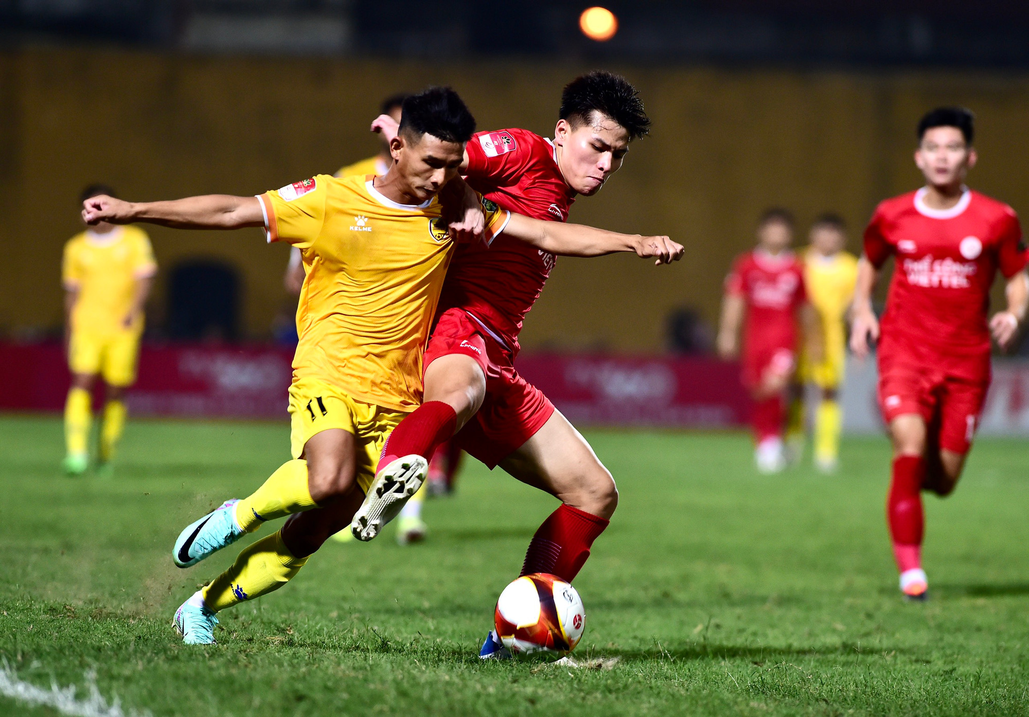 Sang hiệp 2, Thể Công Viettel chơi bùng nổ. Đội chủ nhà đã tìm được bàn rút ngắn tỷ số ở phút 70. Từ pha căng ngang của Tiến Anh, Eze đã có pha đá phản lưới nhà.