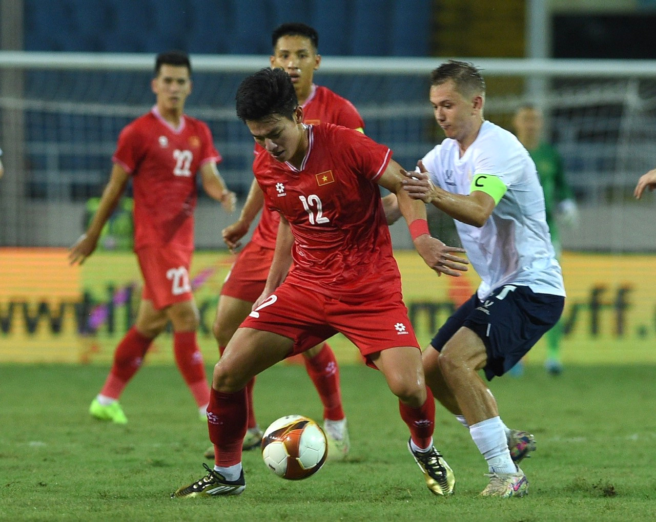 Huấn luyện viên Kim Sang Sik thực hiện thay người đầu hiệp 2. Thế nhưng, bàn thua đáng tiếc khi Văn Thành chuyền bóng về cho Văn Lâm, một đường chuyền không khó nhưng thủ thành của tuyển Việt Nam lại đệm hụt để bóng lăn vào lưới. Lỗi sơ đẳng của Văn Lâm đã giúp Nga nâng tỷ số lên 2-0.