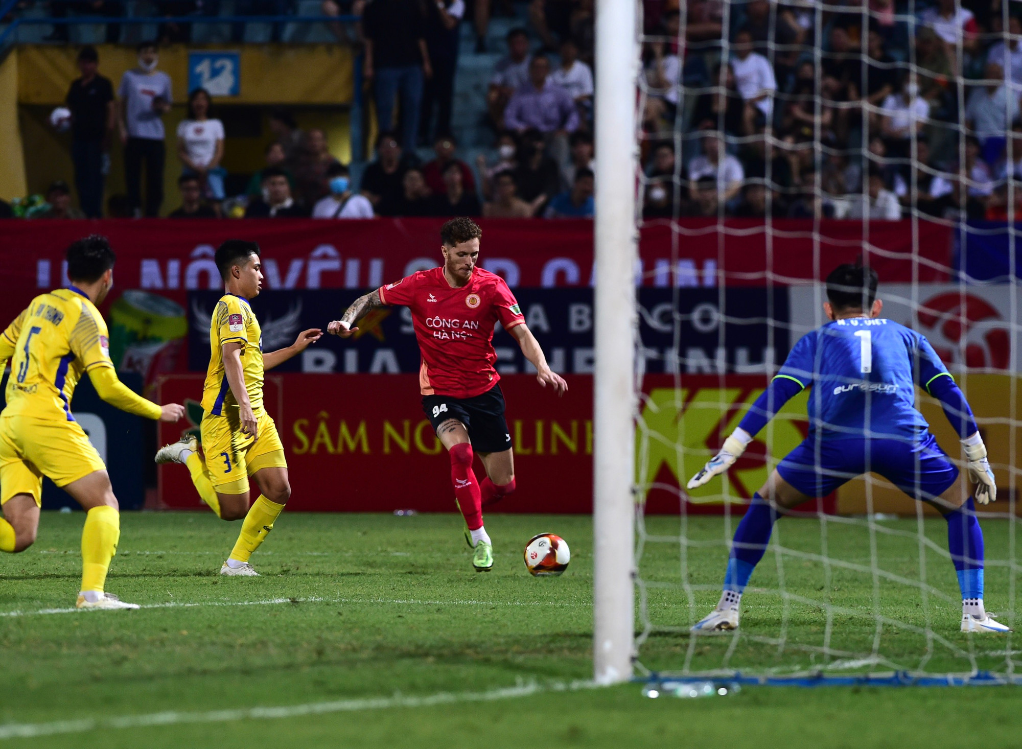 Ngay sau tiếng còi khai cuộc của trọng tài, đội chủ nhà dâng cao đội hình chơi tấn công.