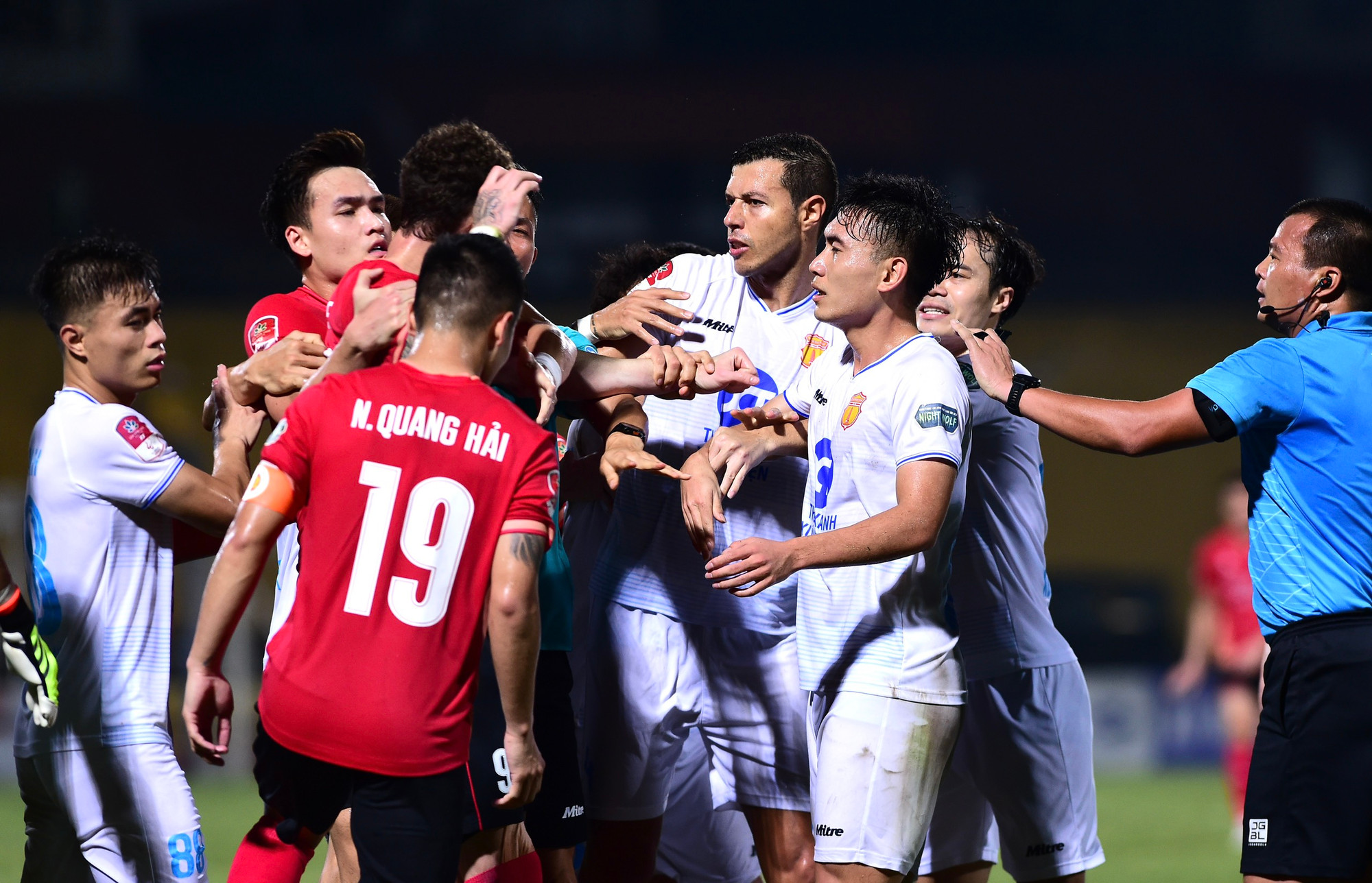 Tình huống các cầu thủ xô xát ở những phút cuối của hiệp thi đấu thứ nhất.