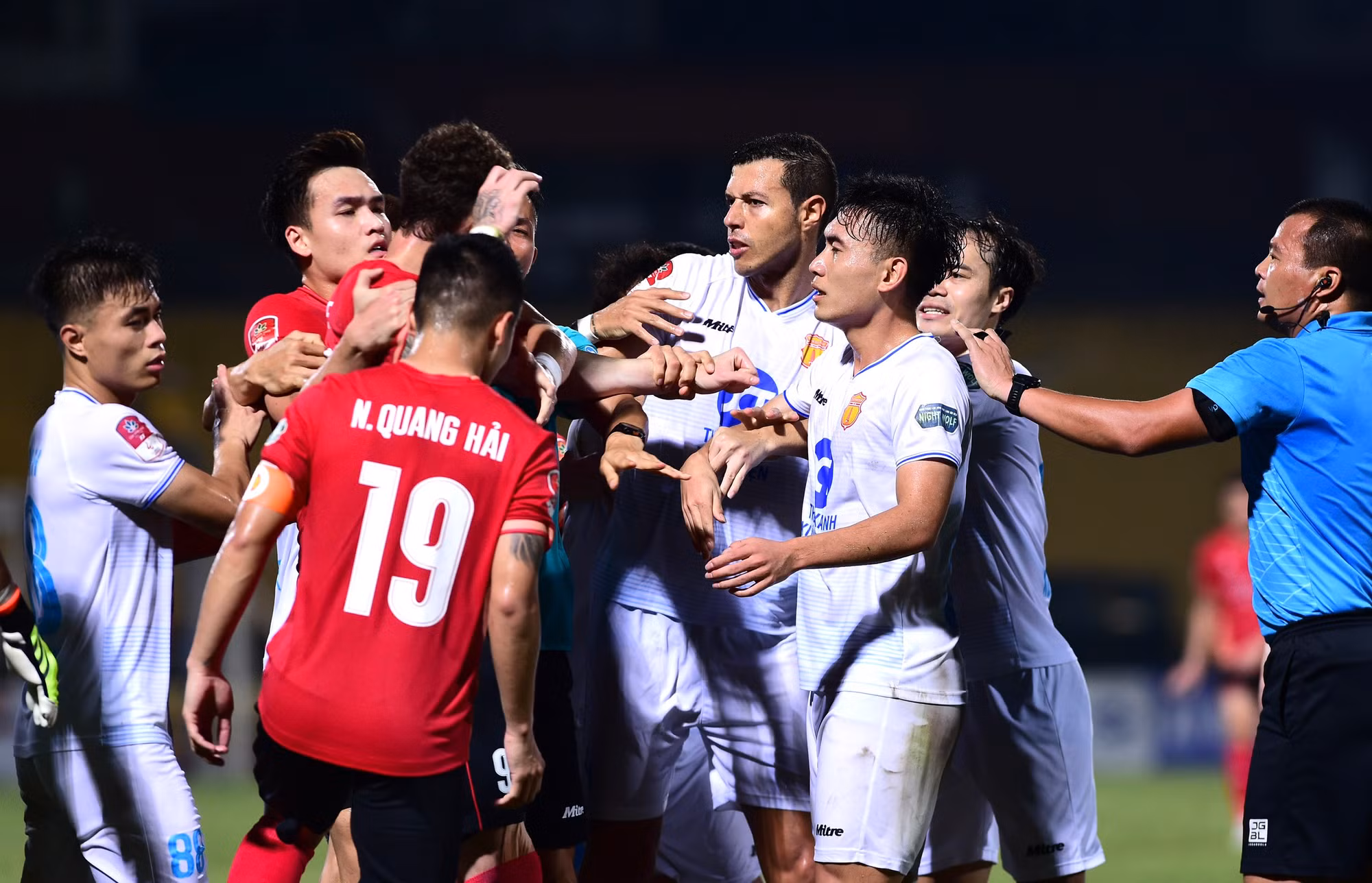 Tình huống các cầu thủ xô xát ở những phút cuối của hiệp thi đấu thứ nhất.