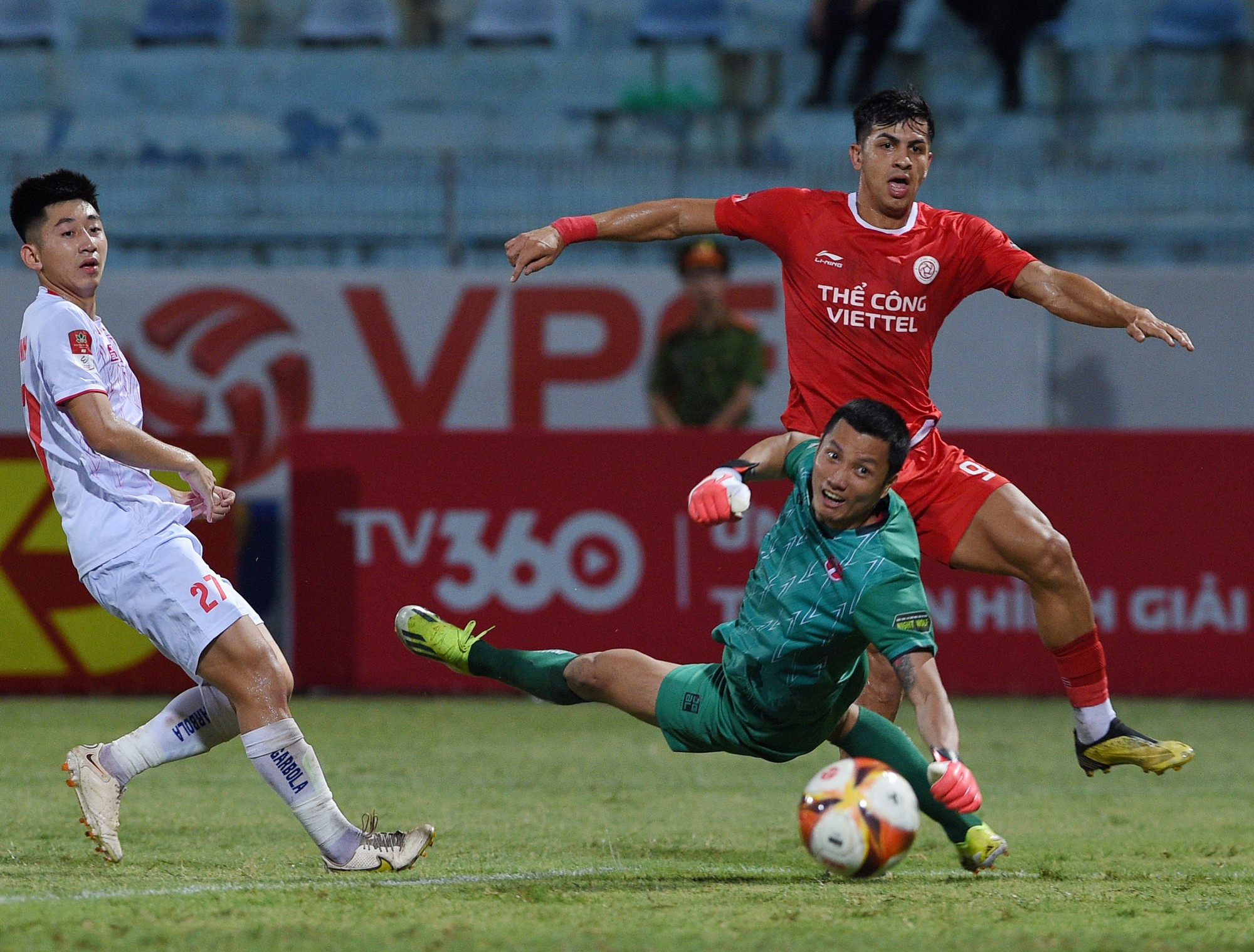 Bất ngờ ở phút 59, Danh Trung bấm bóng tinh tế để Pedro Henrique thoát xuống và hạ gục thủ môn Đình Triệu bên phía Hải Phòng, qua đó quân bình tỷ số 1-1 cho Thể Công Viettel.