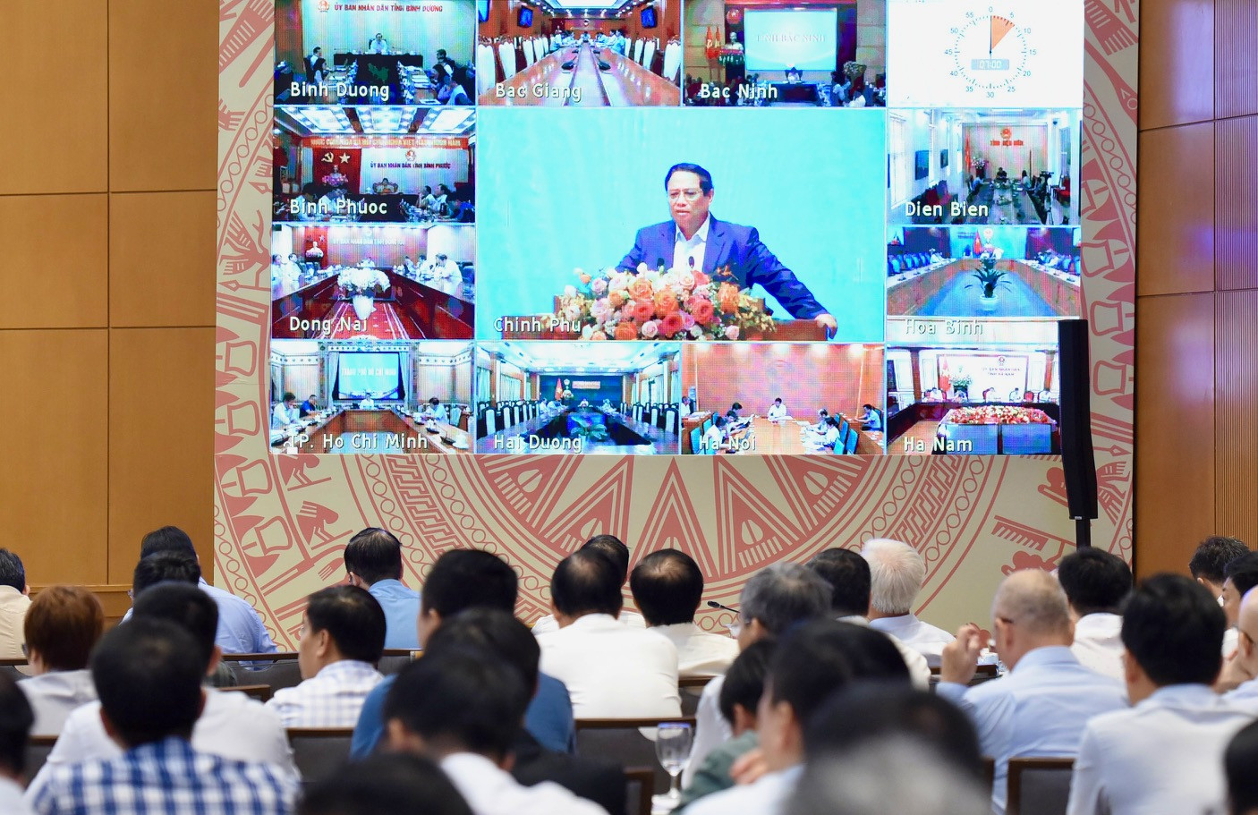 Hội nghị tại điểm cầu chính trụ sở Chính phủ và kết nối với 32 điểm cầu địa phương.