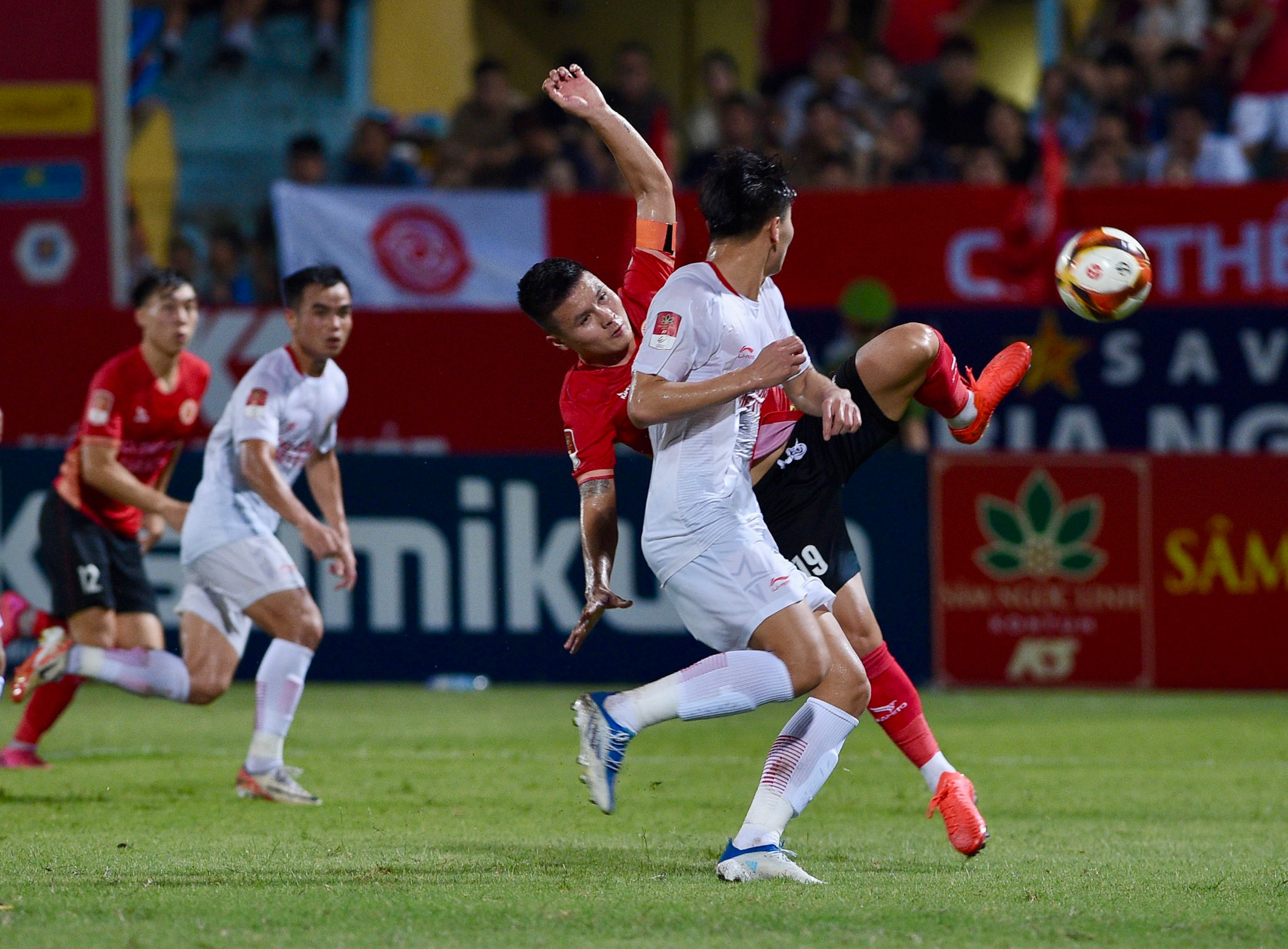 Quang Hải bế tắc trên hàng công của Công an Hà Nội. Quang Hải bế tắc trên hàng công của Công an Hà Nội.