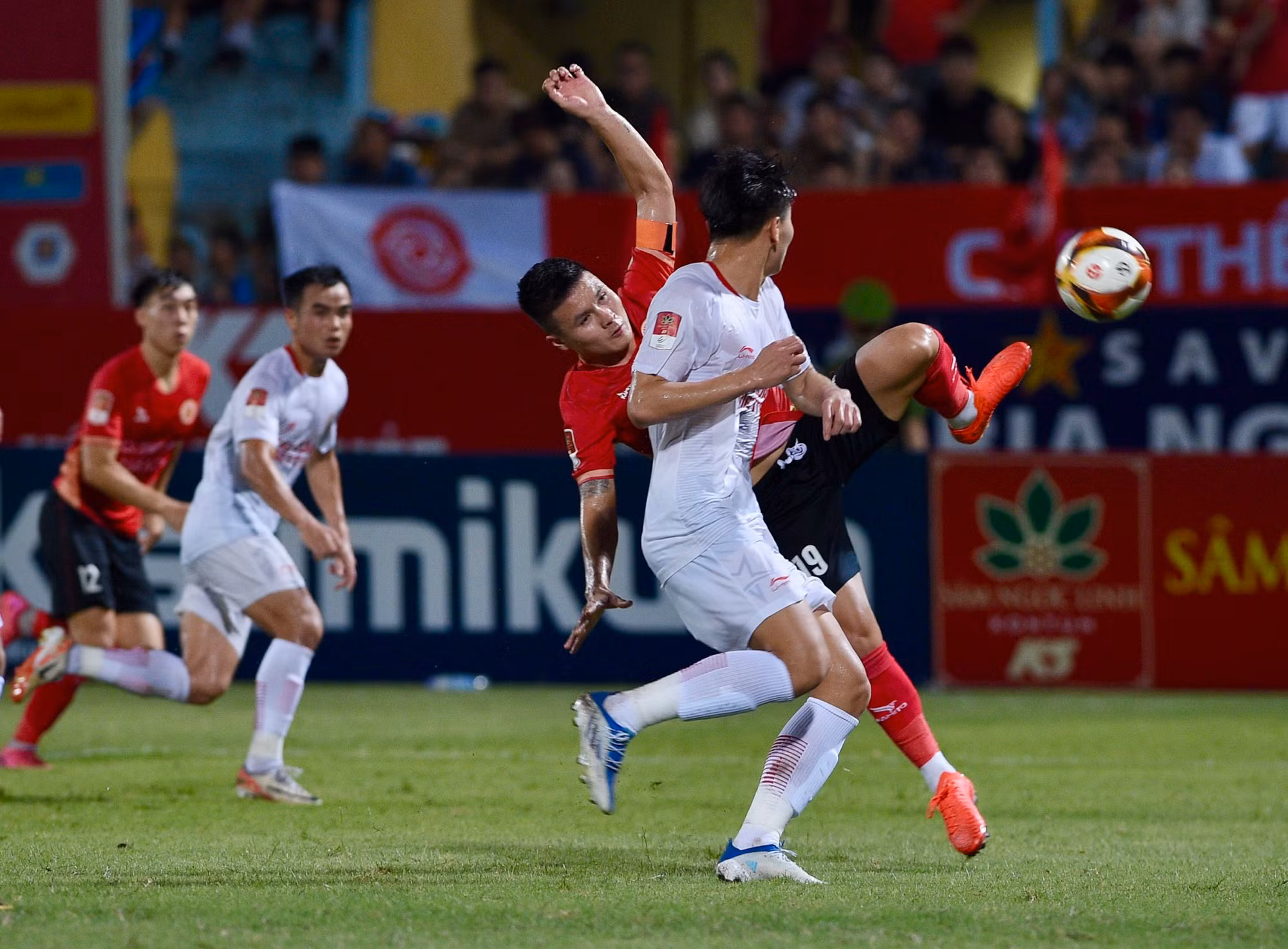 Quang Hải bế tắc trên hàng công của Công an Hà Nội.