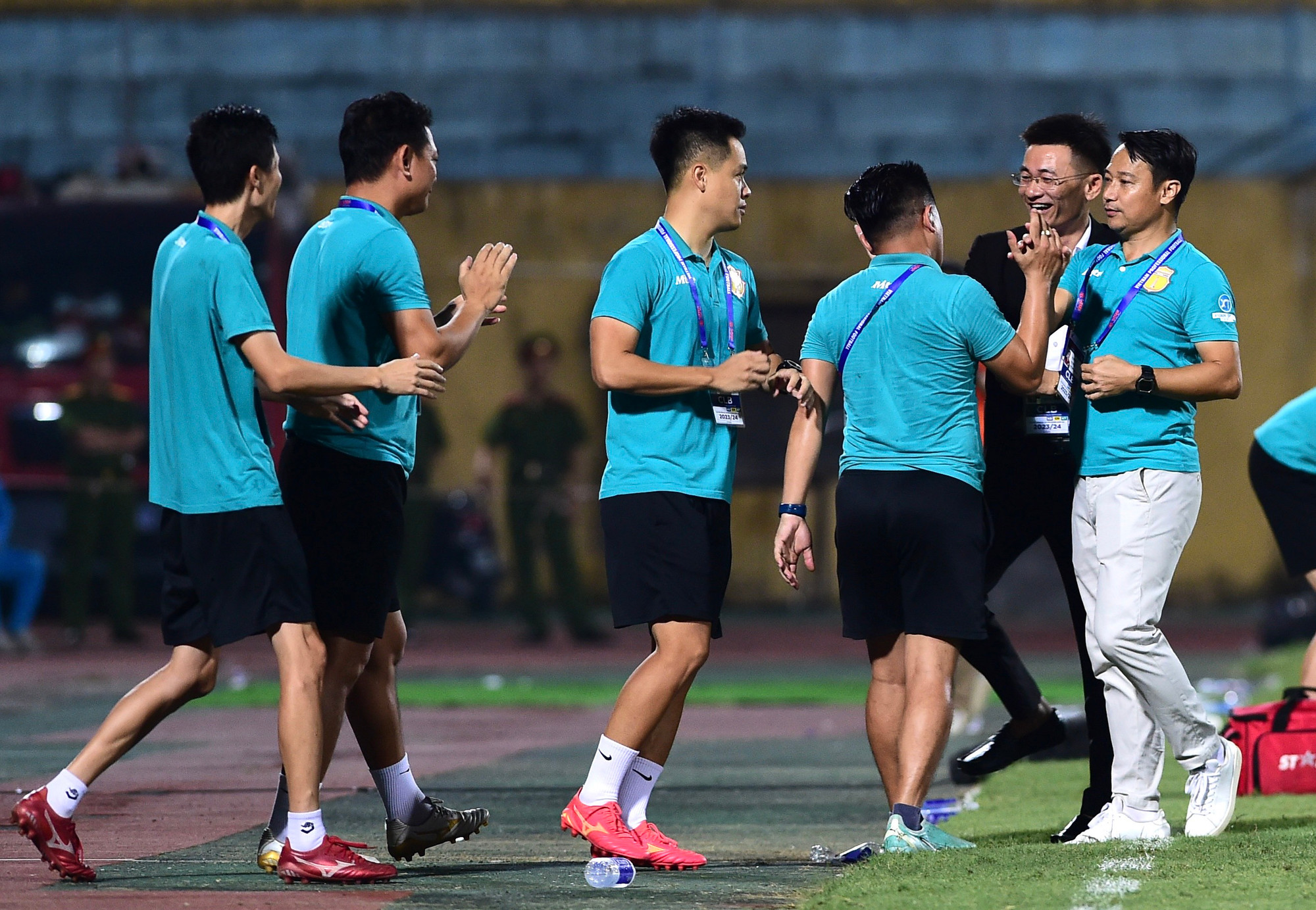 Niềm vui của cầu thủ và ban huấn luyện Thép Xanh Nam Định sau trận đấu.