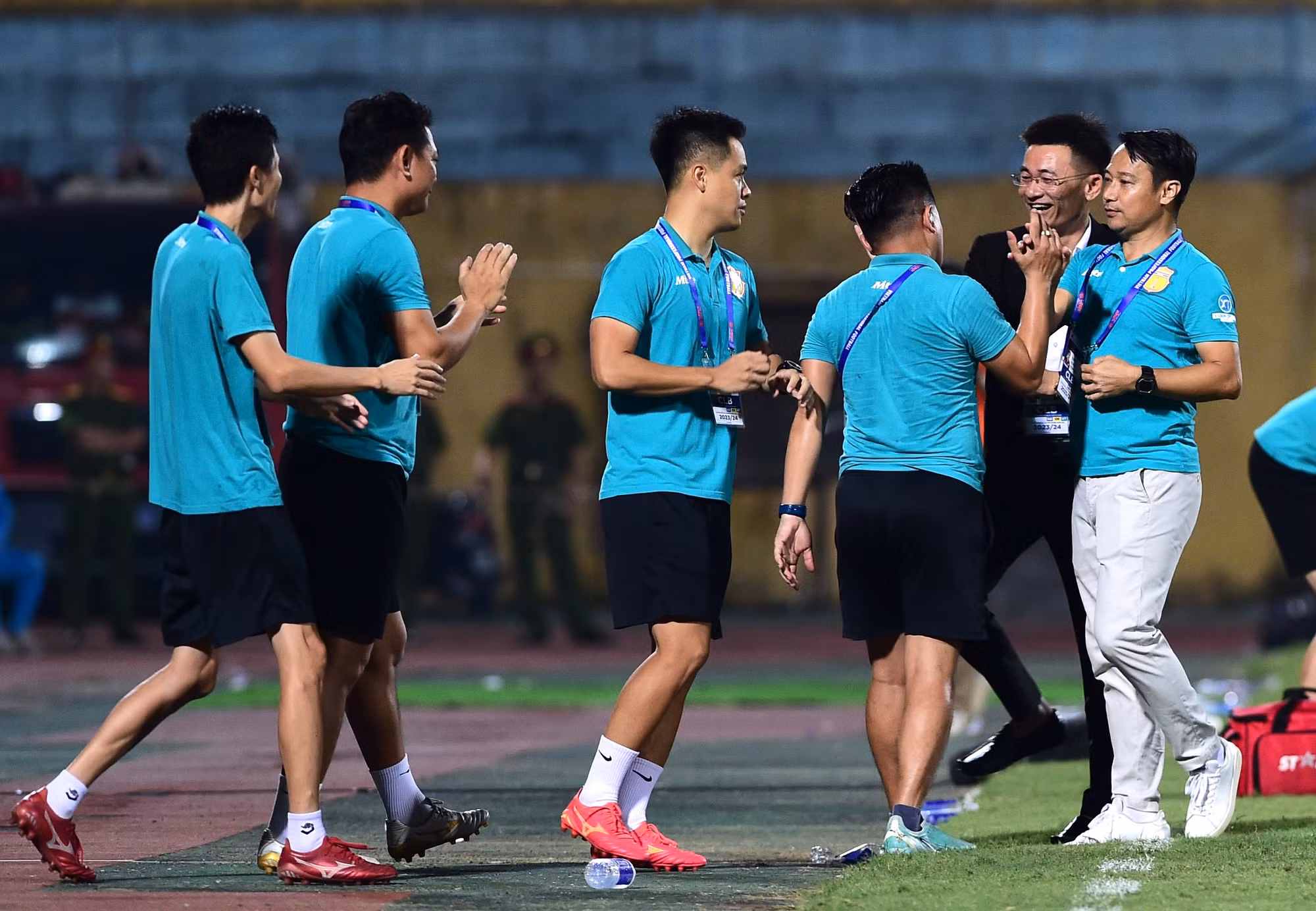 Niềm vui của cầu thủ và ban huấn luyện Thép Xanh Nam Định sau trận đấu.